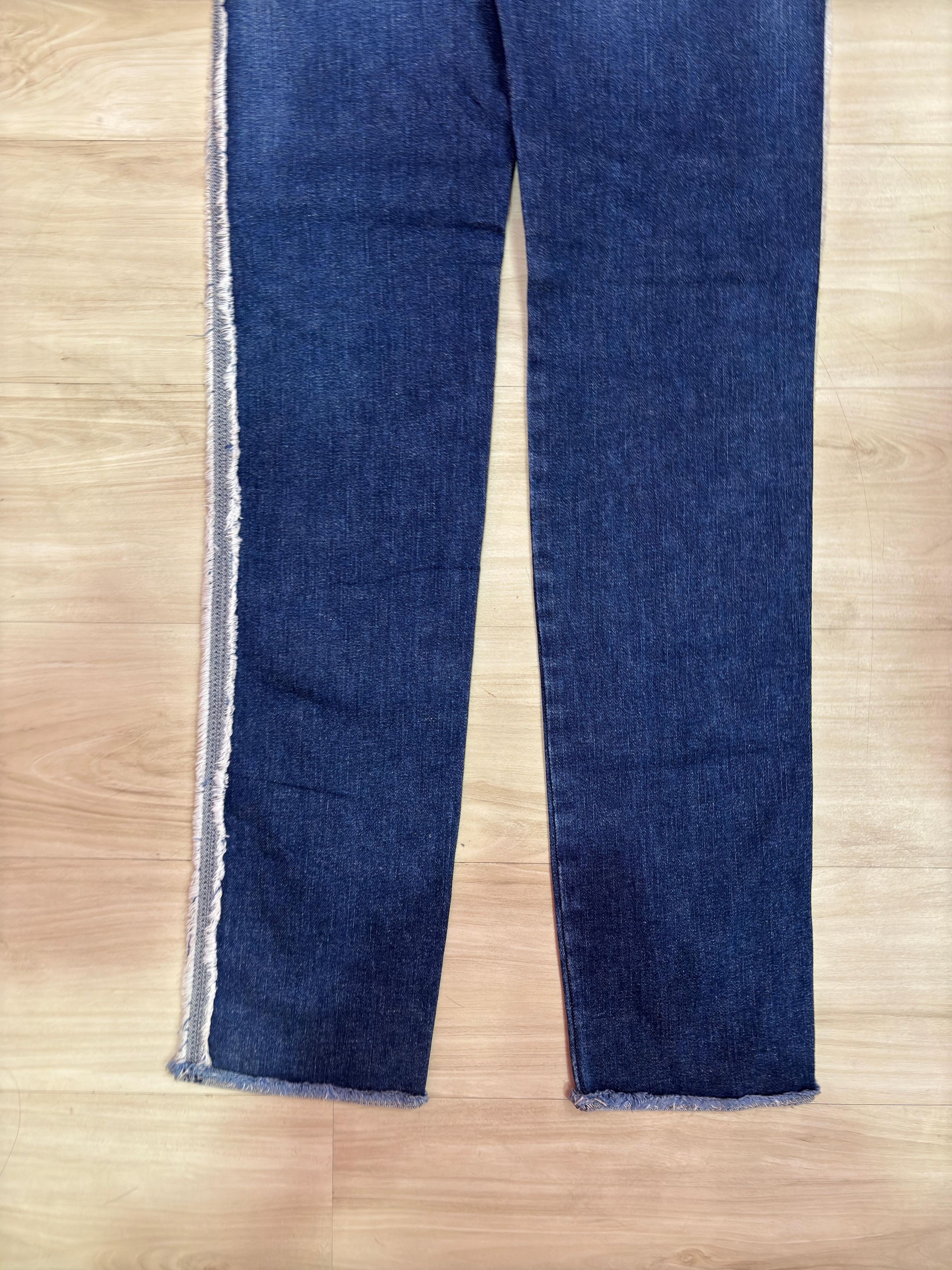 Diesel Diesel Frayed seam Jean (runs small) Button front- slim leg Size 27" / US 4 / IT 40 - 8 Thumbnail