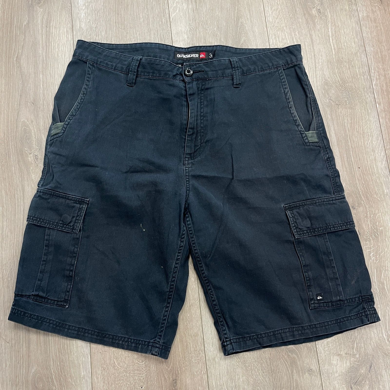 Quiksilver Quiksilver Black Cargo Shorts size 33 B7 Size US 33 - 1 Thumbnail