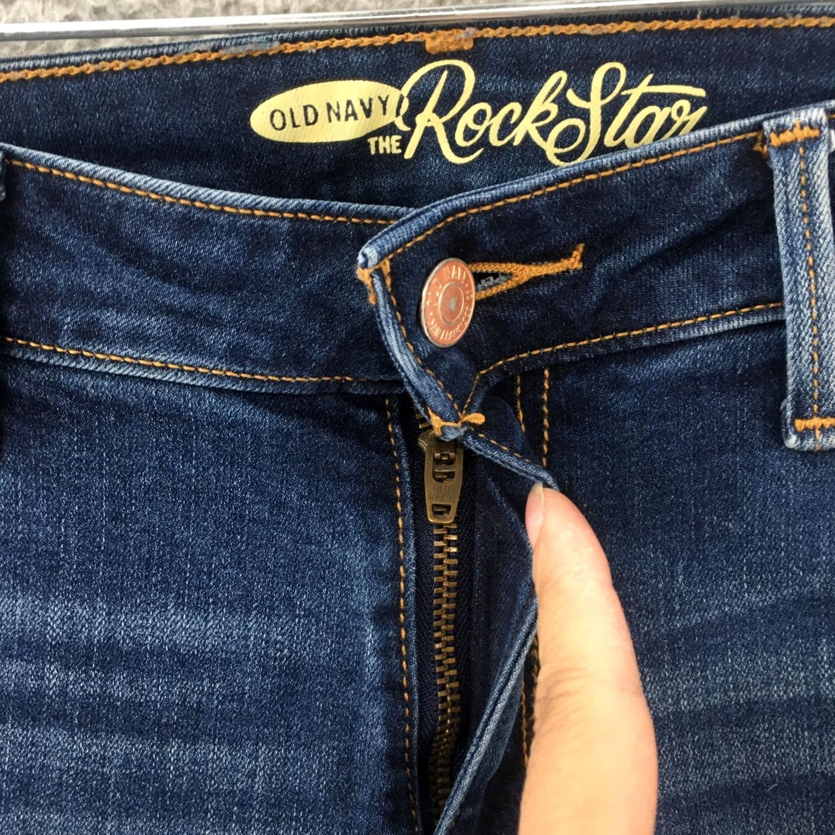 Old Navy Old Navy Skinny Jeans Womens Size 6 Blue Denim Mid Rise Dark Wash Zip Ripped Knee Size 28" / US 6 / IT 42 - 4 Thumbnail