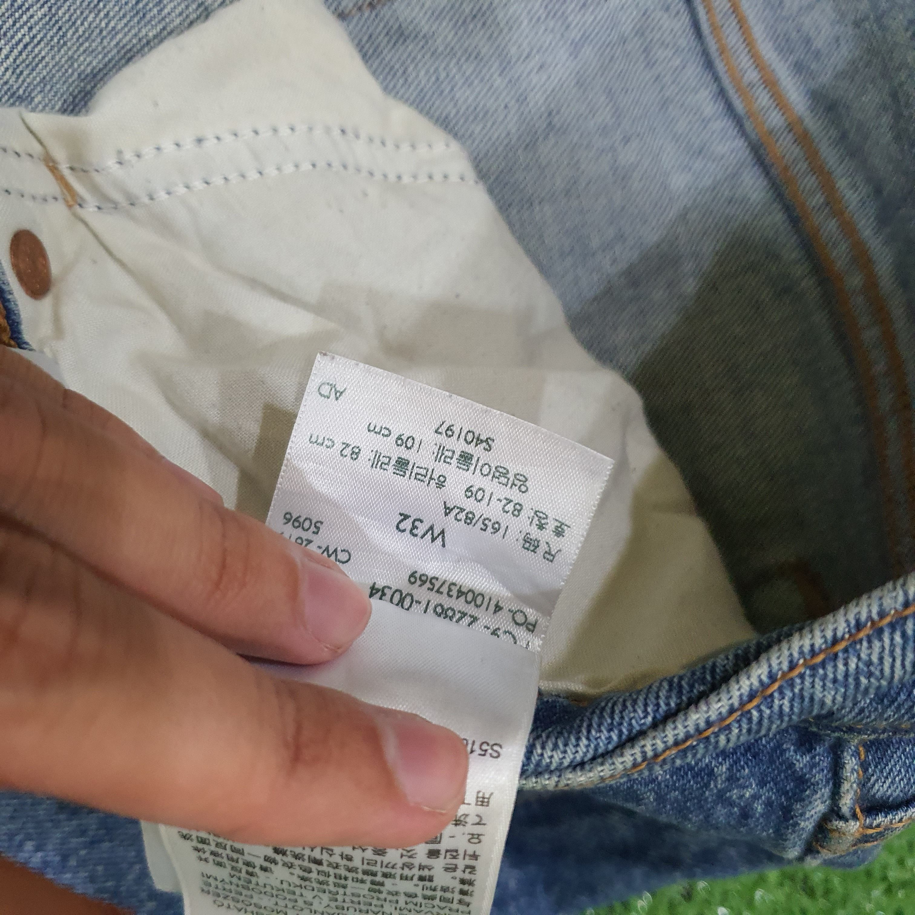 Jean Levi's 501 Original Fit jeans in a light blue wash Size 30" / US 8 / IT 44 - 7 Thumbnail
