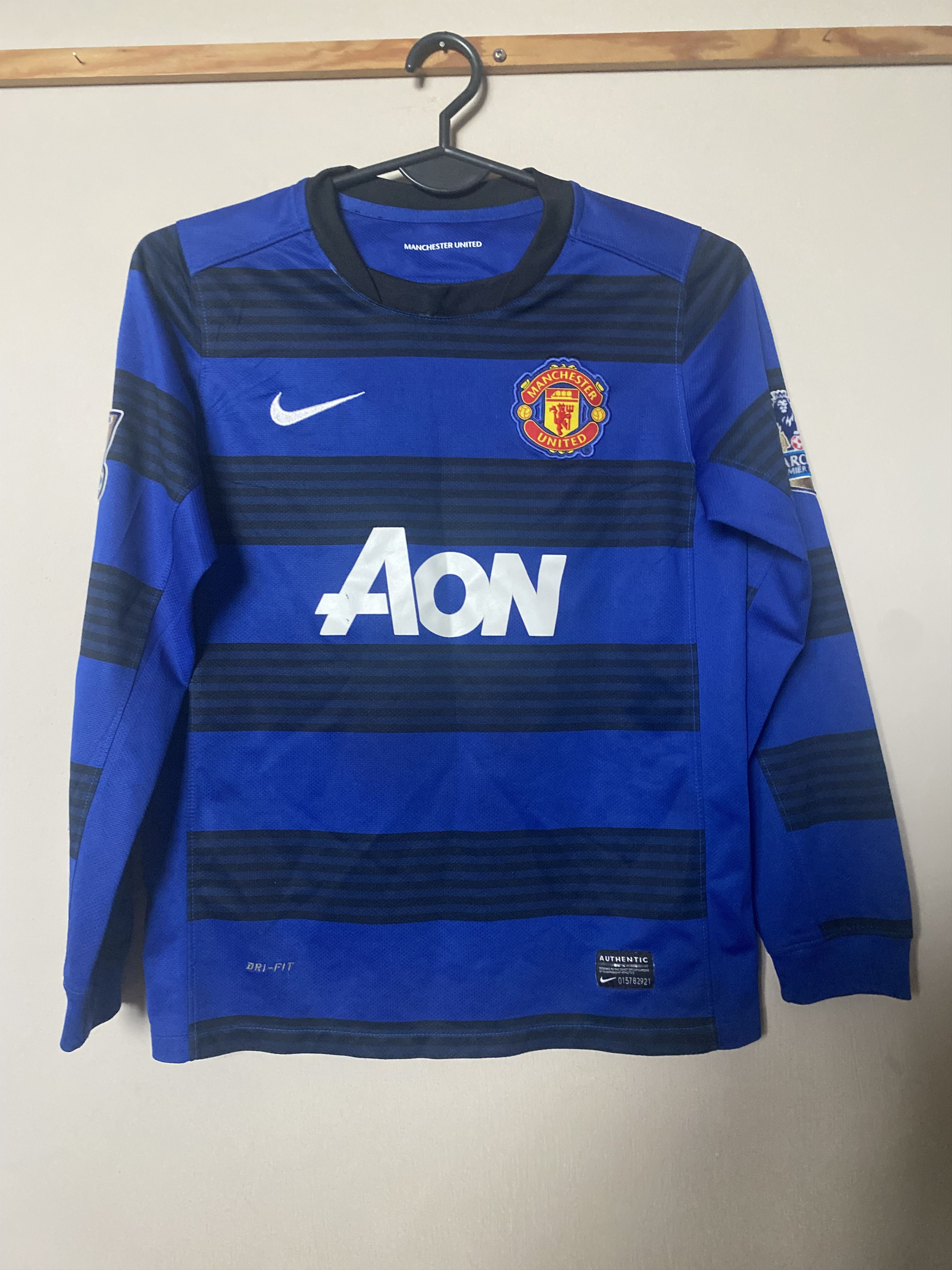 Nike MANCHESTER UNITED #18 YOUNG 2011 - 2012 Nike - 140 - 152 Size US XXS / EU 40 - 2 Thumbnail