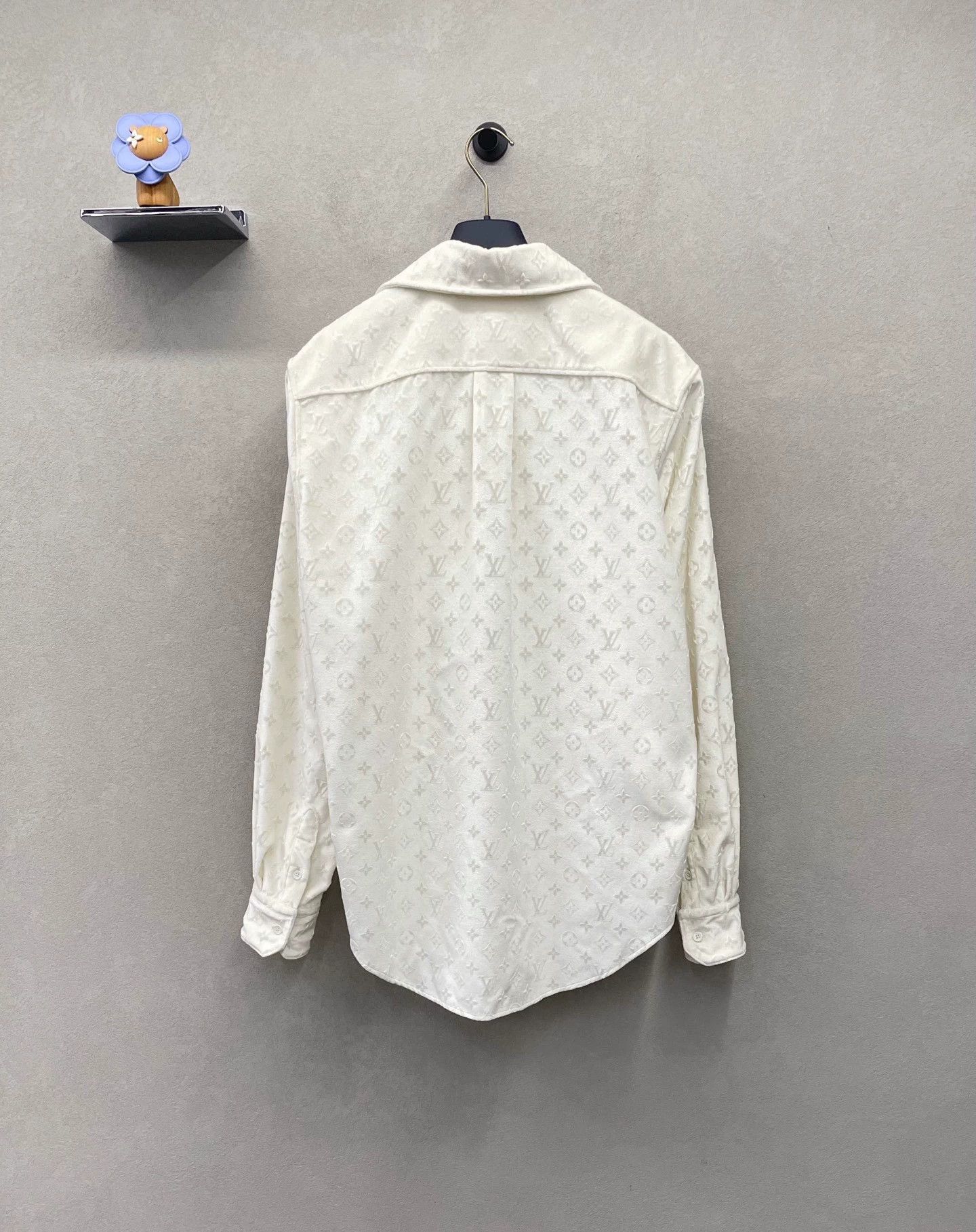 Louis Vuitton stylish white logo shirt in size large Size US L / EU 52-54 / 3 - 2 Thumbnail