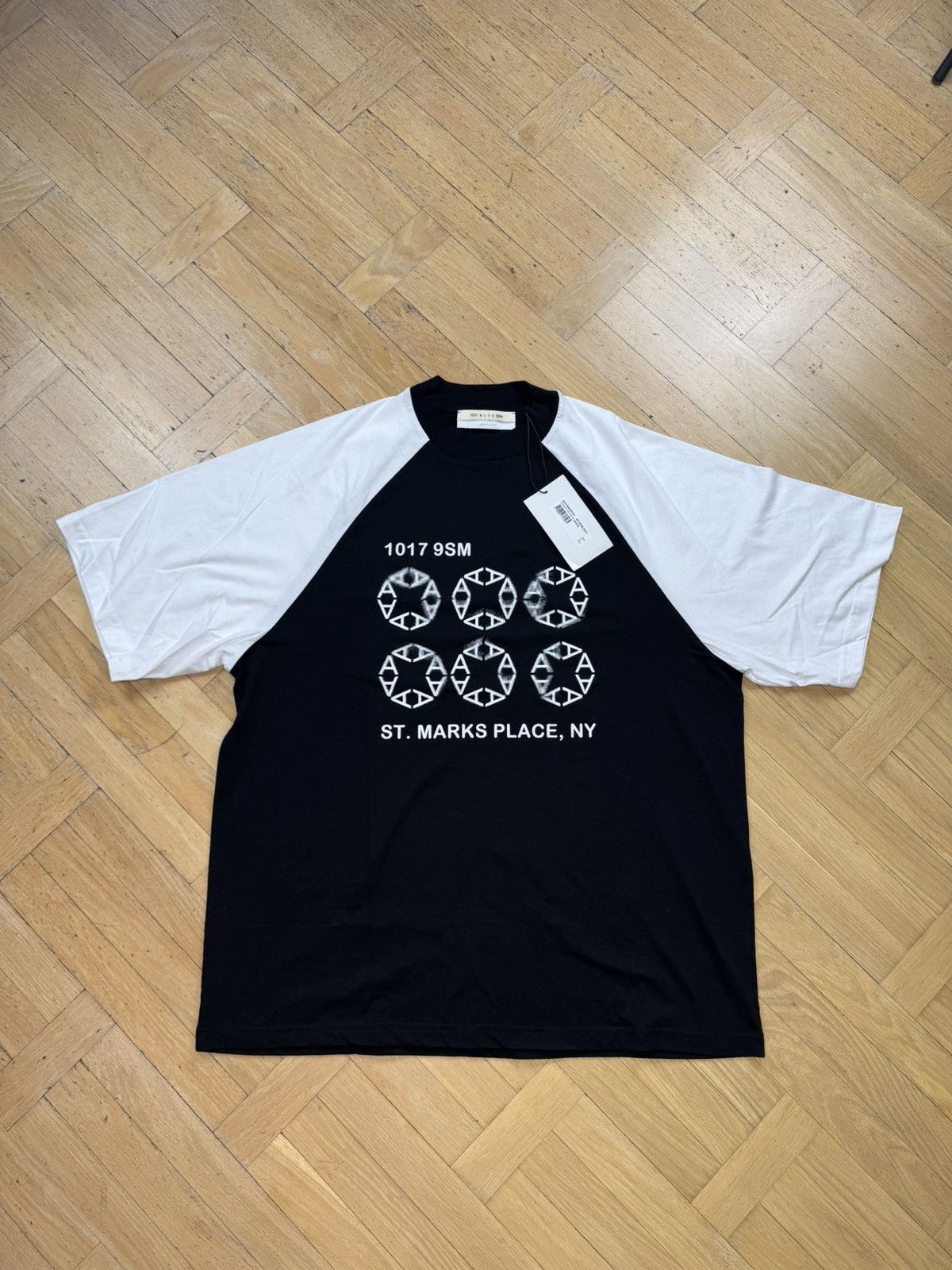 1017 ALYX 9SM 1017 ALYX 9SM OVERSIZED LOGO RAGLAN TEE SS24 Size US L / EU 52-54 / 3 - 1 Thumbnail