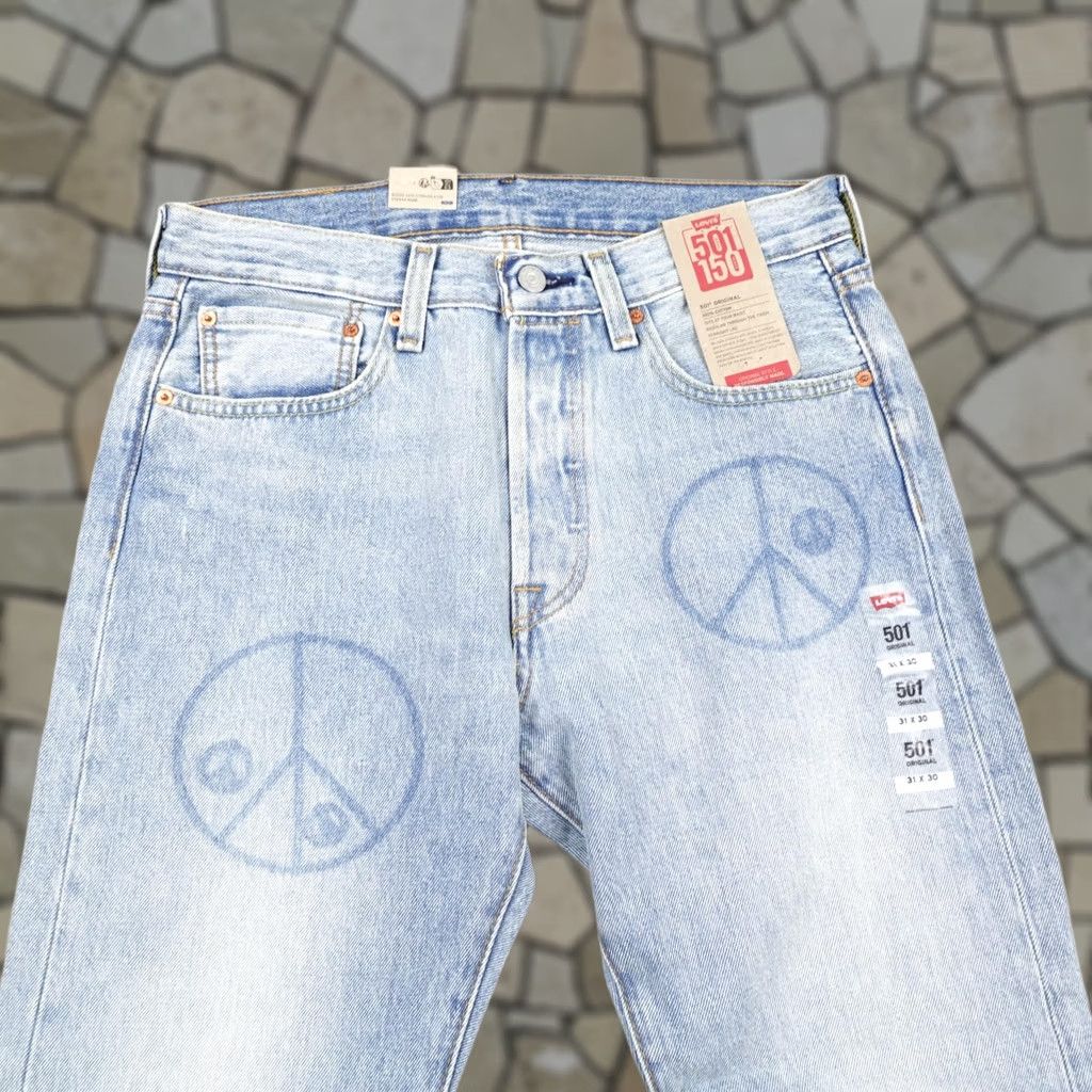Levi's VINTAGE Levis 501 Jeans Mens 31x30 Light Blue Denim Button Fly 150th Peace Sign NEW Size US 31 - 1 Thumbnail