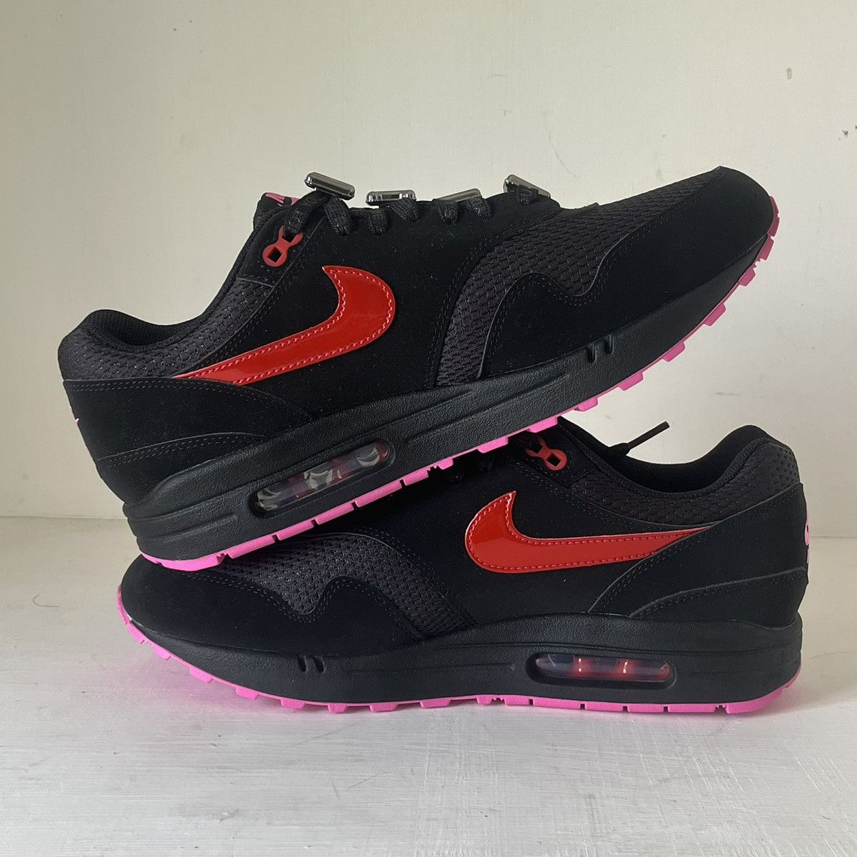 Nike Size 10.5 - Nike Air Max 1 Valentines Day Black/Playful Pink Size US 10.5 / EU 43-44 - 2 Thumbnail