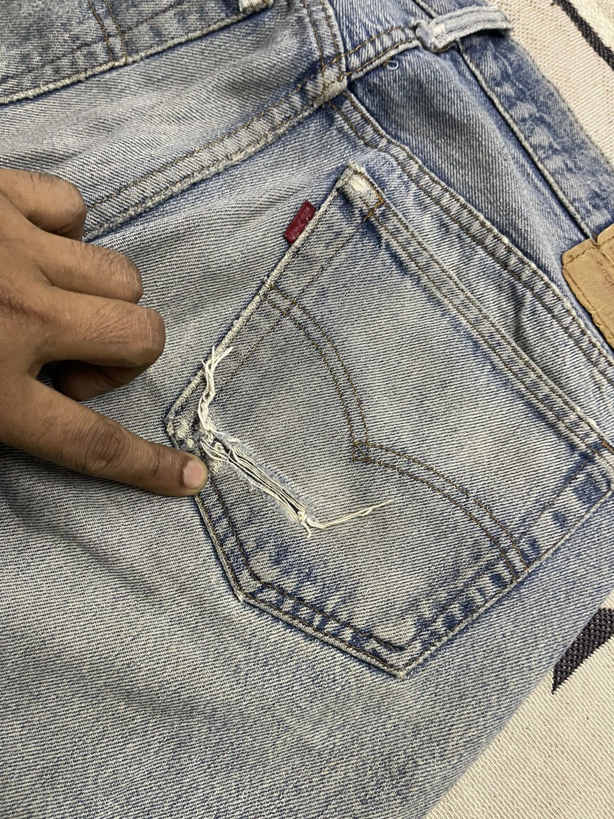 Levi's VINTAGE LEVIS 524 DISTRESSED DENIM JEANS STRAIGHT CUT Size US 30 / EU 46 - 15 Thumbnail