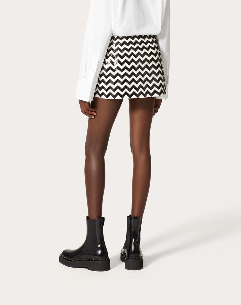 o1y0326 Short in White/Black