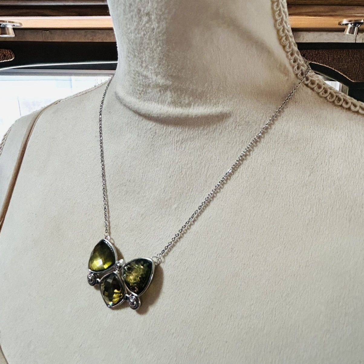 Handmade Handcrafted repurpose green tone glass pendant necklace Size ONE SIZE - 3 Thumbnail