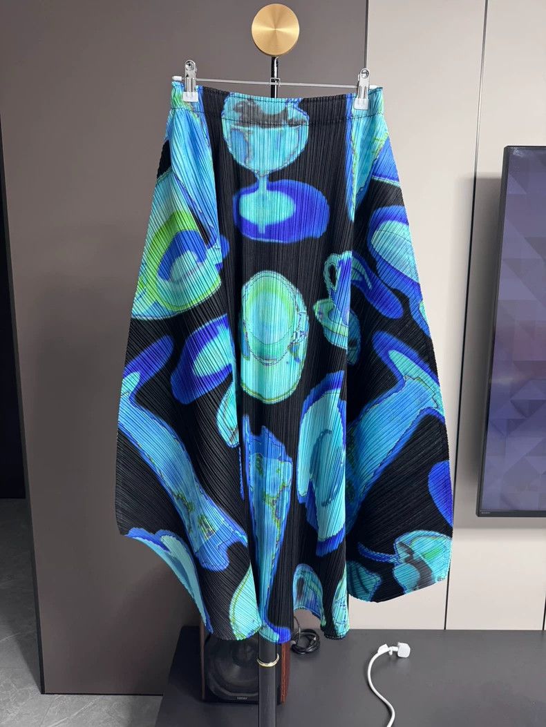 Issey Miyake Issey Miyake size:5 A blue pleated skirt with a large heml Size 23" - 1 Thumbnail
