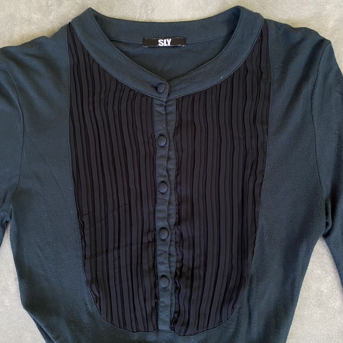 SLY 2000’s Sly Gothic Pleats Half Button Longsleeve Shirt Size S / US 4 / IT 40 - 3 Thumbnail