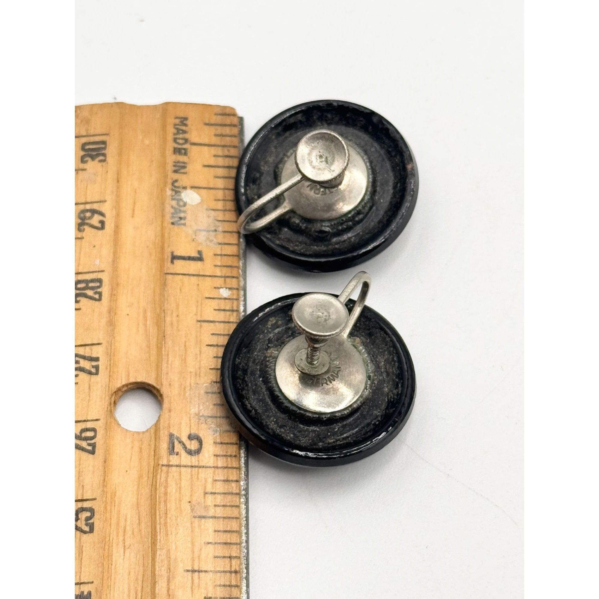 Vintage Vintage black faceted glass screw back earrings Size ONE SIZE - 4 Thumbnail
