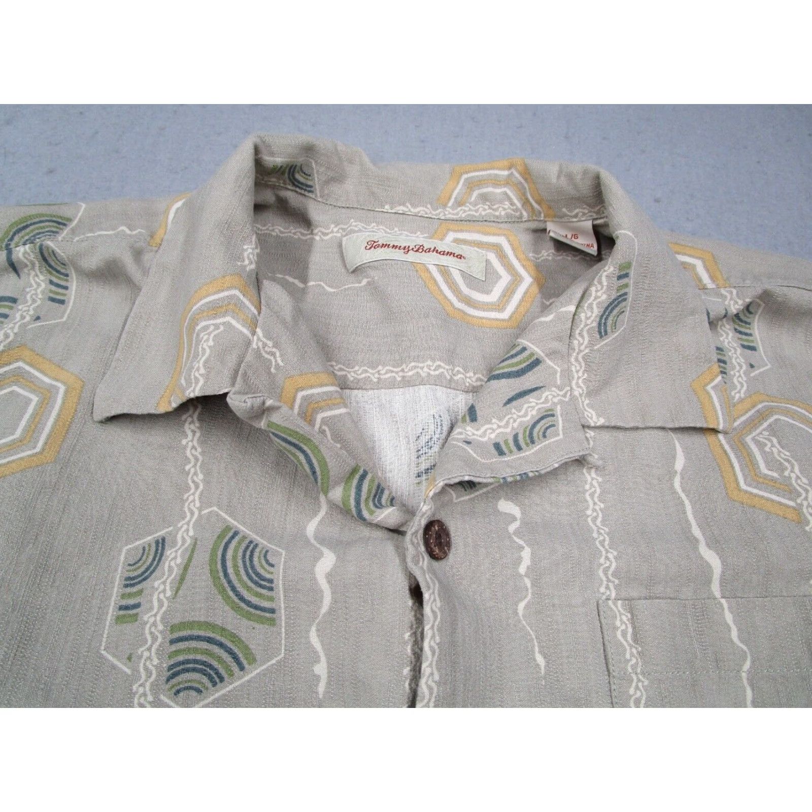 Tommy Bahama VINTAGE Tommy Bahama Shirt Men Large Beige Button Up Silk Camp Loop Collar Tiki Size US L / EU 52-54 / 3 - 2 Thumbnail