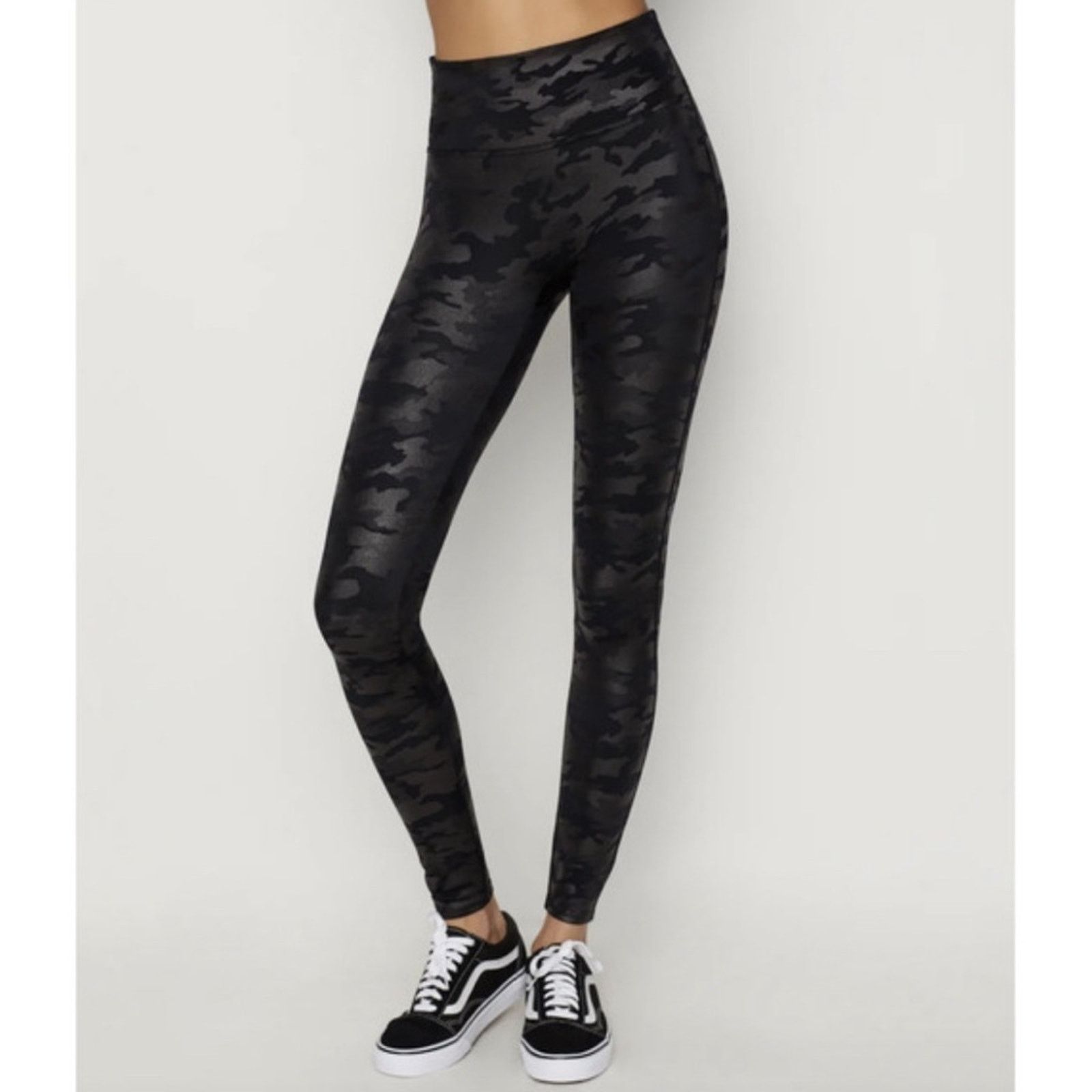 Spanx Spanx Faux Leather Camo Leggings Size 27" / US 4 / IT 40 - 1 Thumbnail