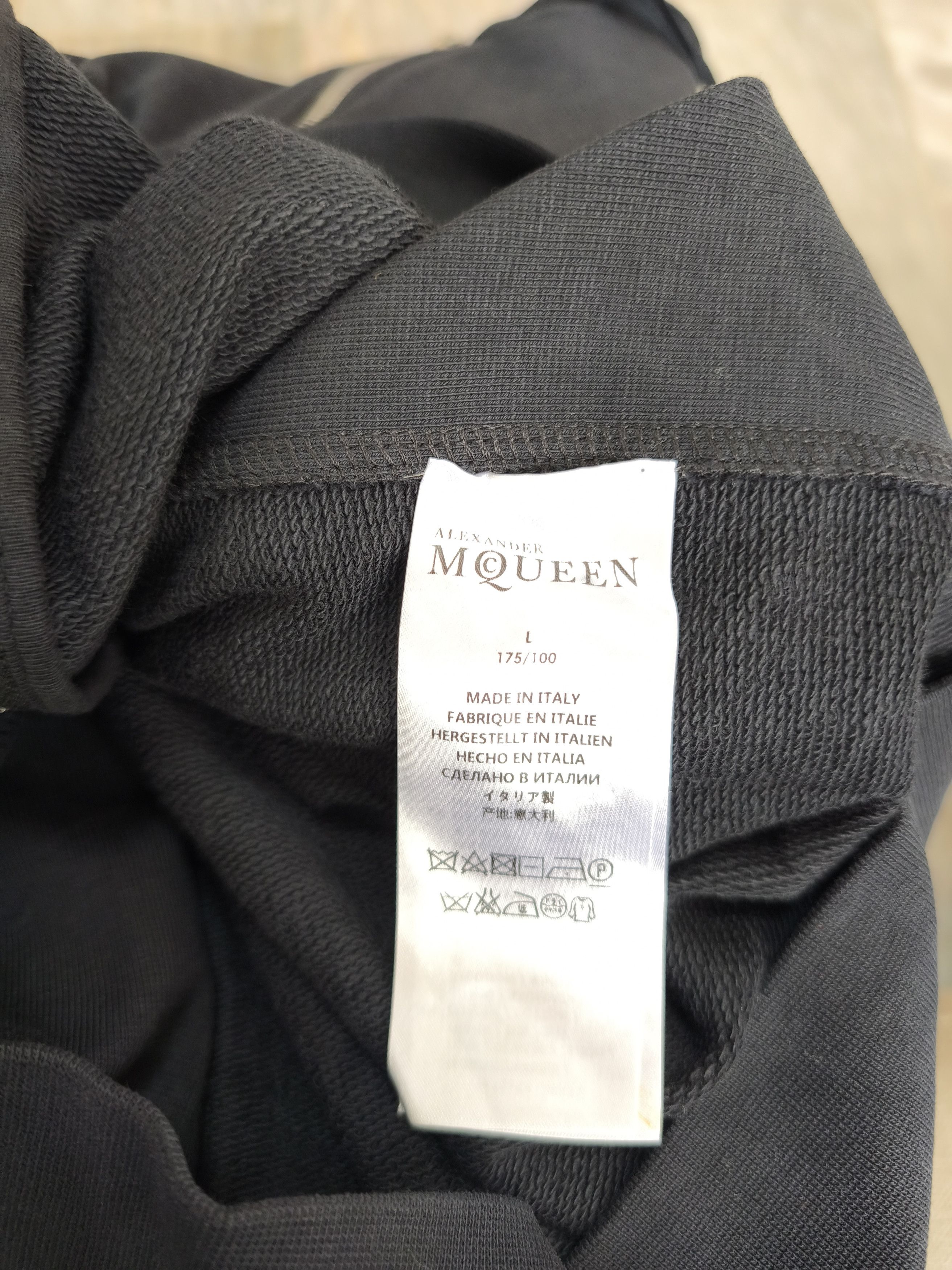 Alexander McQueen ALEXANDER MCQUEEN Badge Logo Hooded Size US L / EU 52-54 / 3 - 9 Thumbnail