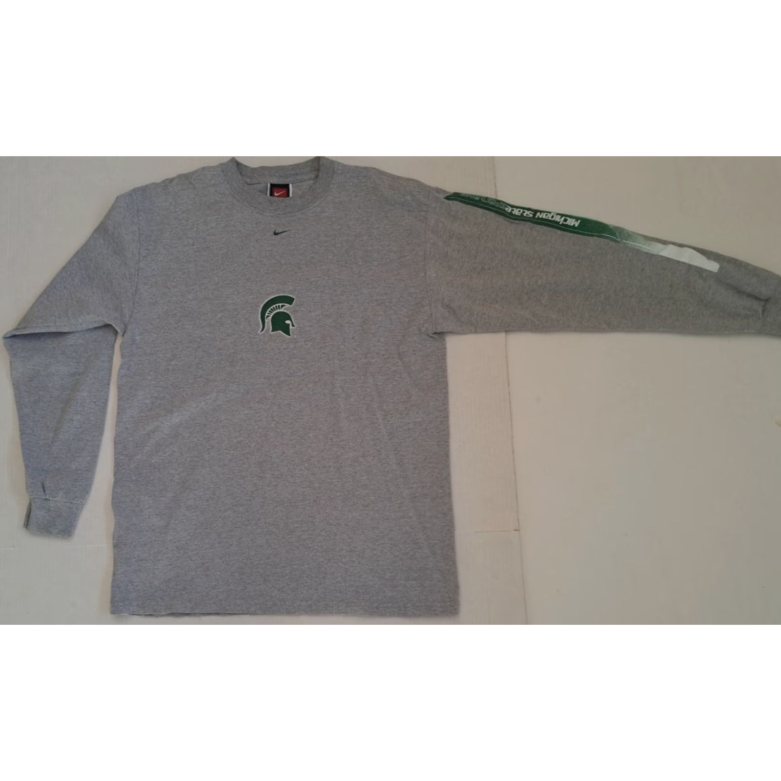 Nike VINTAGE Nike Michigan State U. Long Sleeve T-Shirt 90s Printed Spartans Crew Neck M Gray Unisex Adults Mens Womens Size US M / EU 48-50 / 2 - 2 Thumbnail