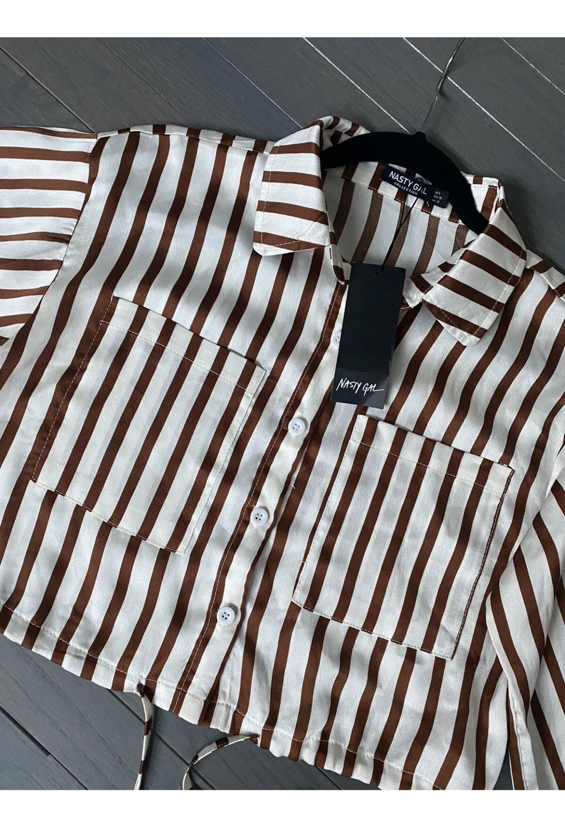 Nasty Gal NWT Nasty Gal Front Tie Striped Crop Silky Shirt Size Small Size S / US 4 / IT 40 - 6 Thumbnail