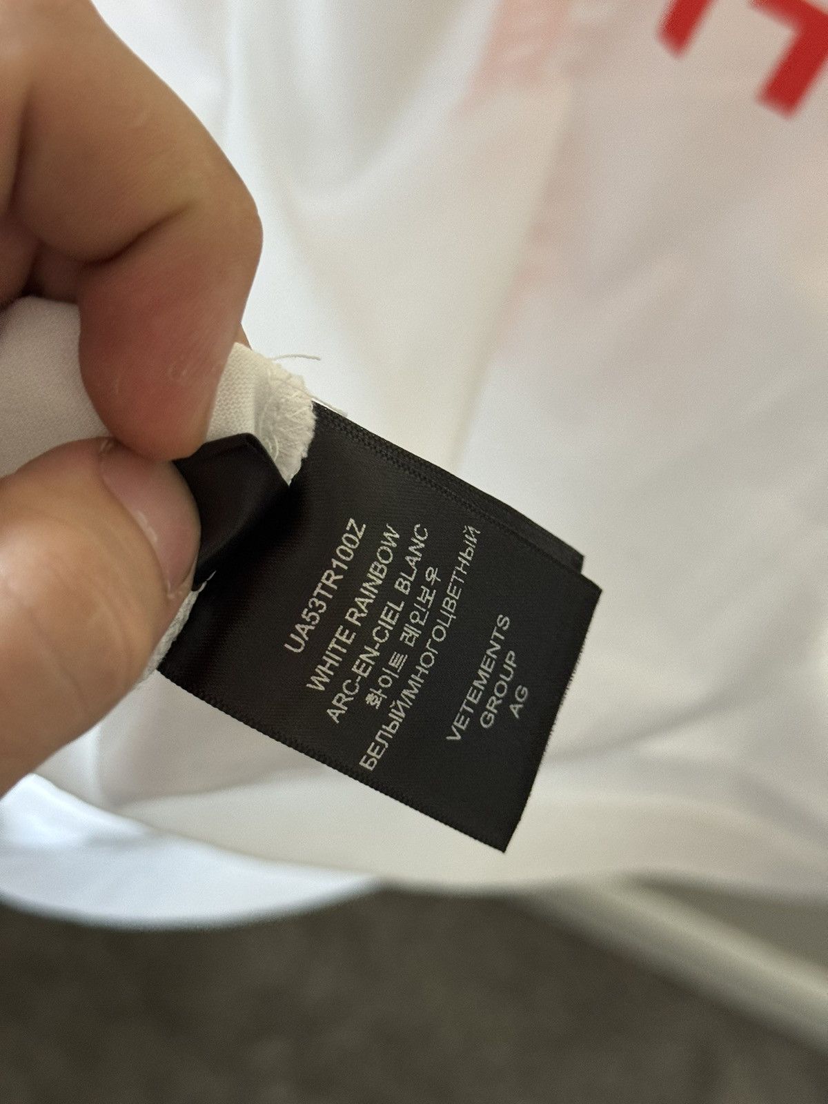 Vetements Vetements White Rainbow Translation Tee Medium Size US M / EU 48-50 / 2 - 23 Thumbnail