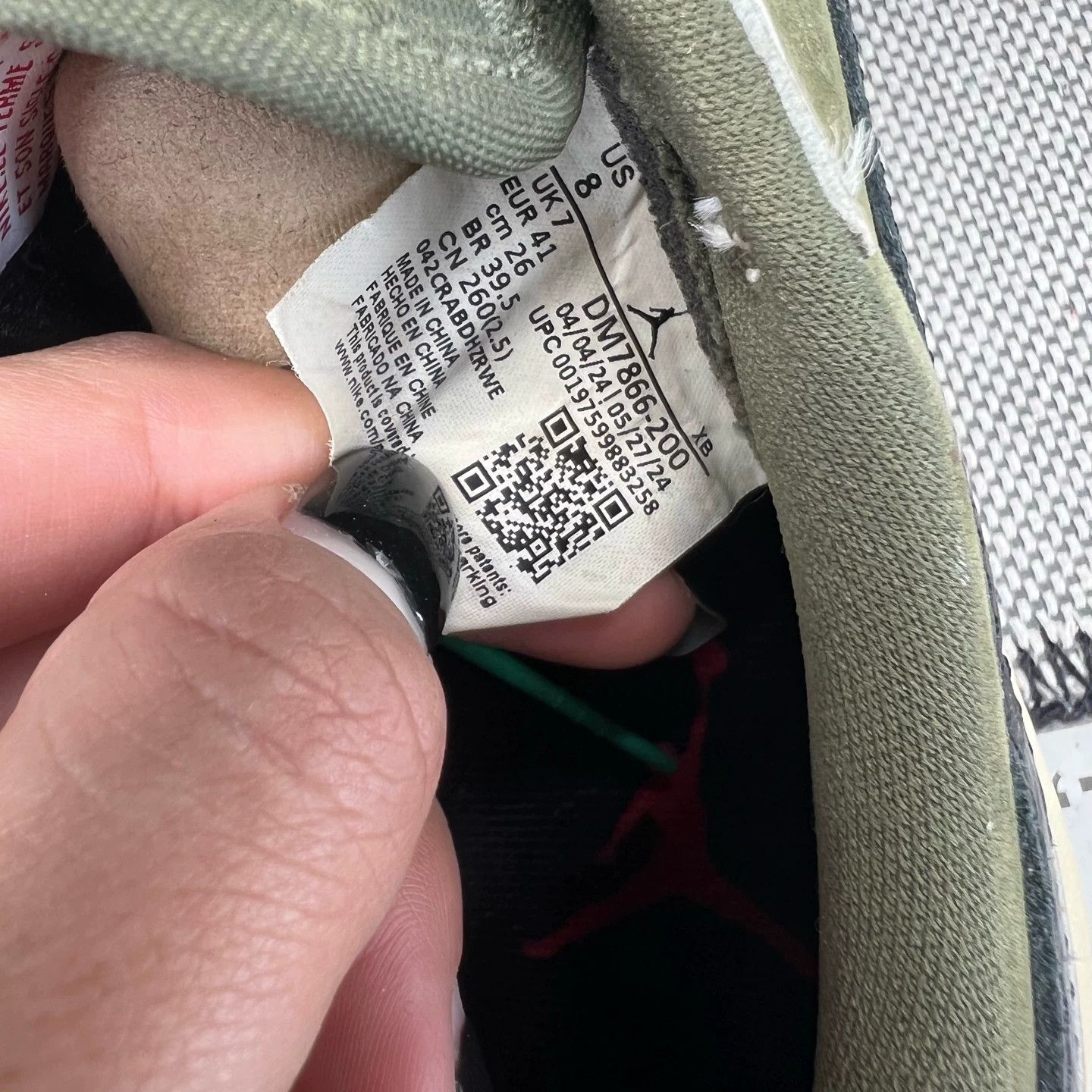 Hermes AJ1 Low TS, Beige/Green Reverse Swoosh 8.0 Size US 8 / EU 41 - 8 Thumbnail