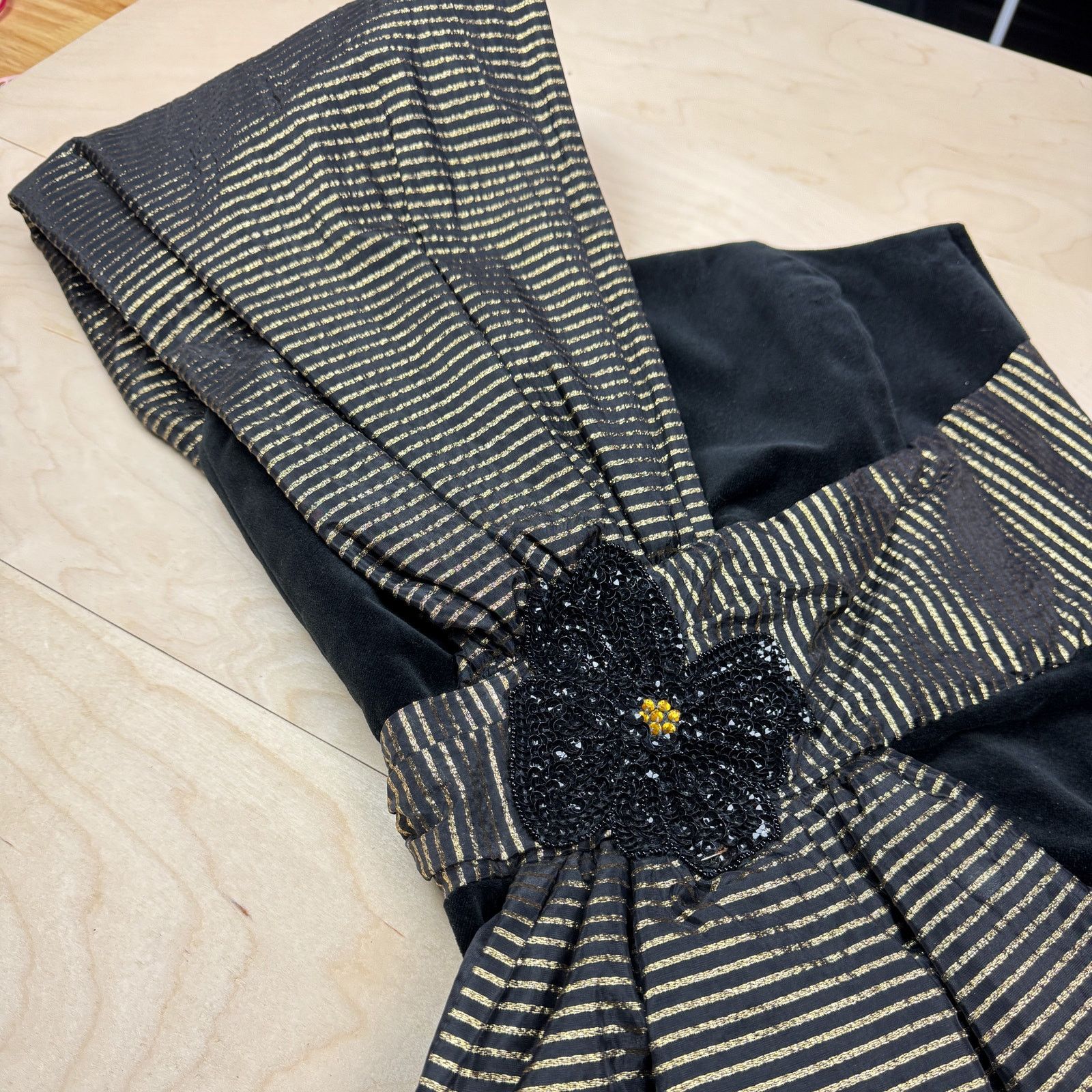 Vintage 1980s Black Velvet Gold Striped Bow One Shoulder Dress Size XS / US 0-2 / IT 36-38 - 4 Thumbnail