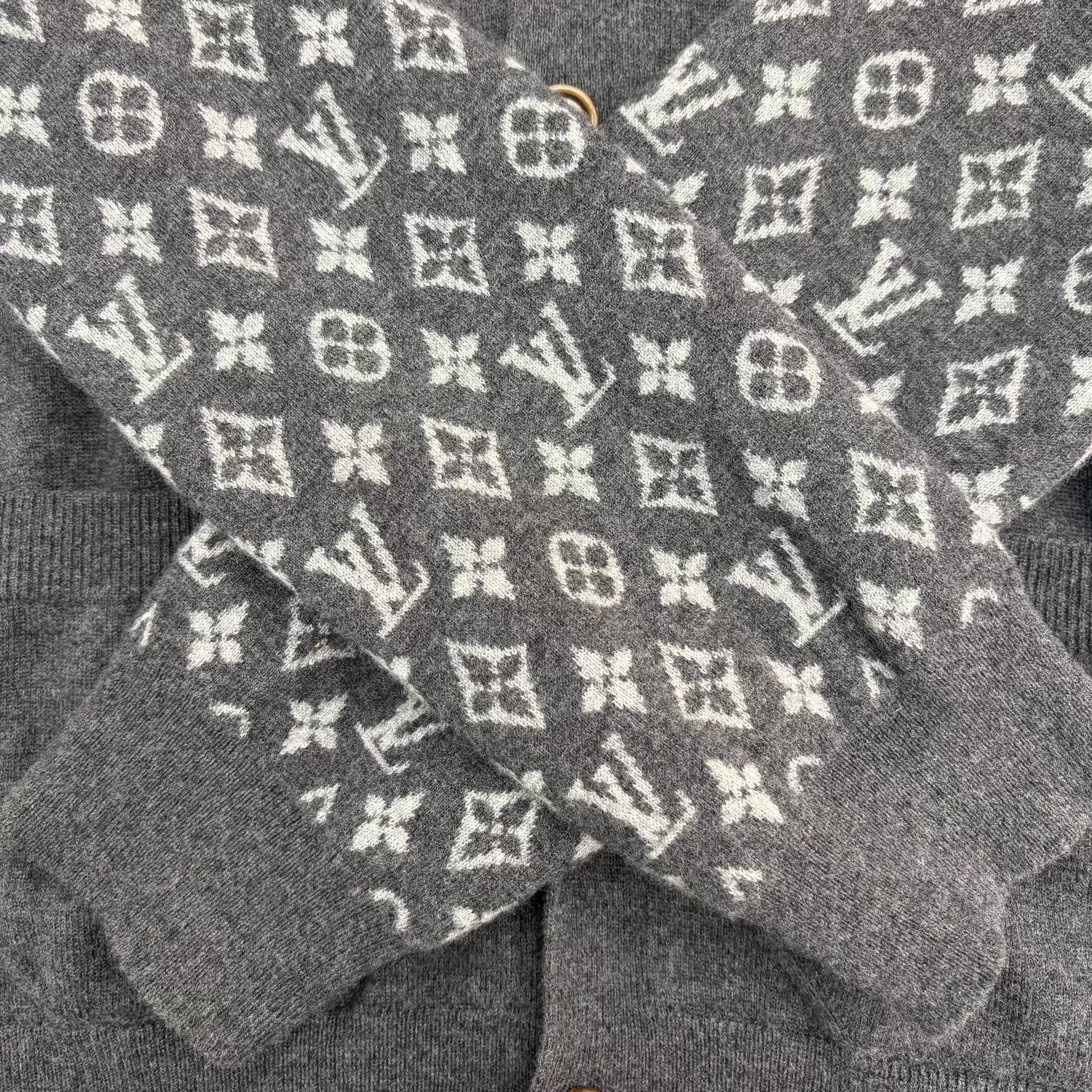 Louis Vuitton Louis Vuitton V-neck gray logo knit cardigan S Size US S / EU 44-46 / 1 - 4 Thumbnail