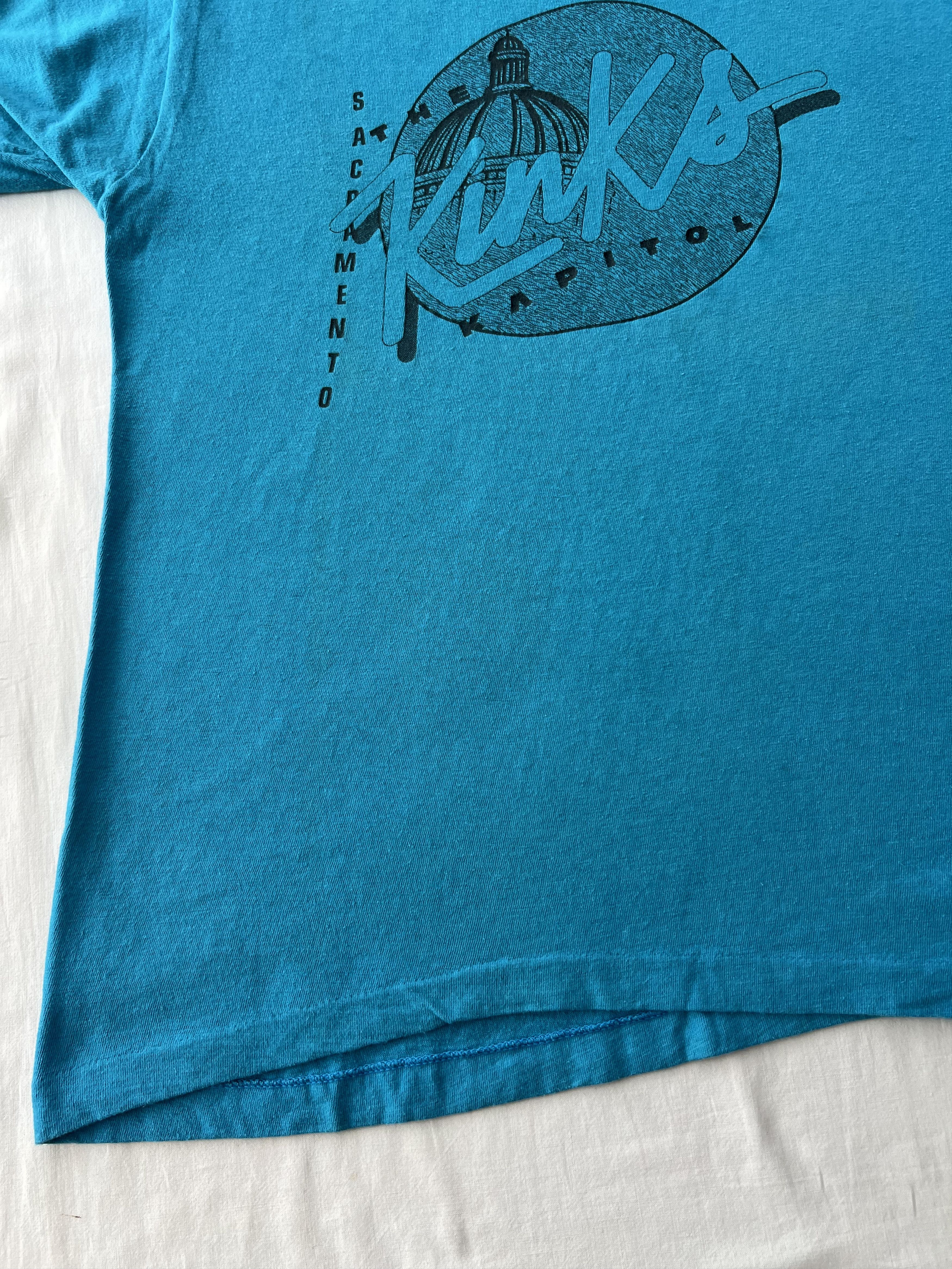 Band Tees Vintage 80s The Kinks Sacramento Kapitol Blue T-shirt Size US M / EU 48-50 / 2 - 8 Thumbnail