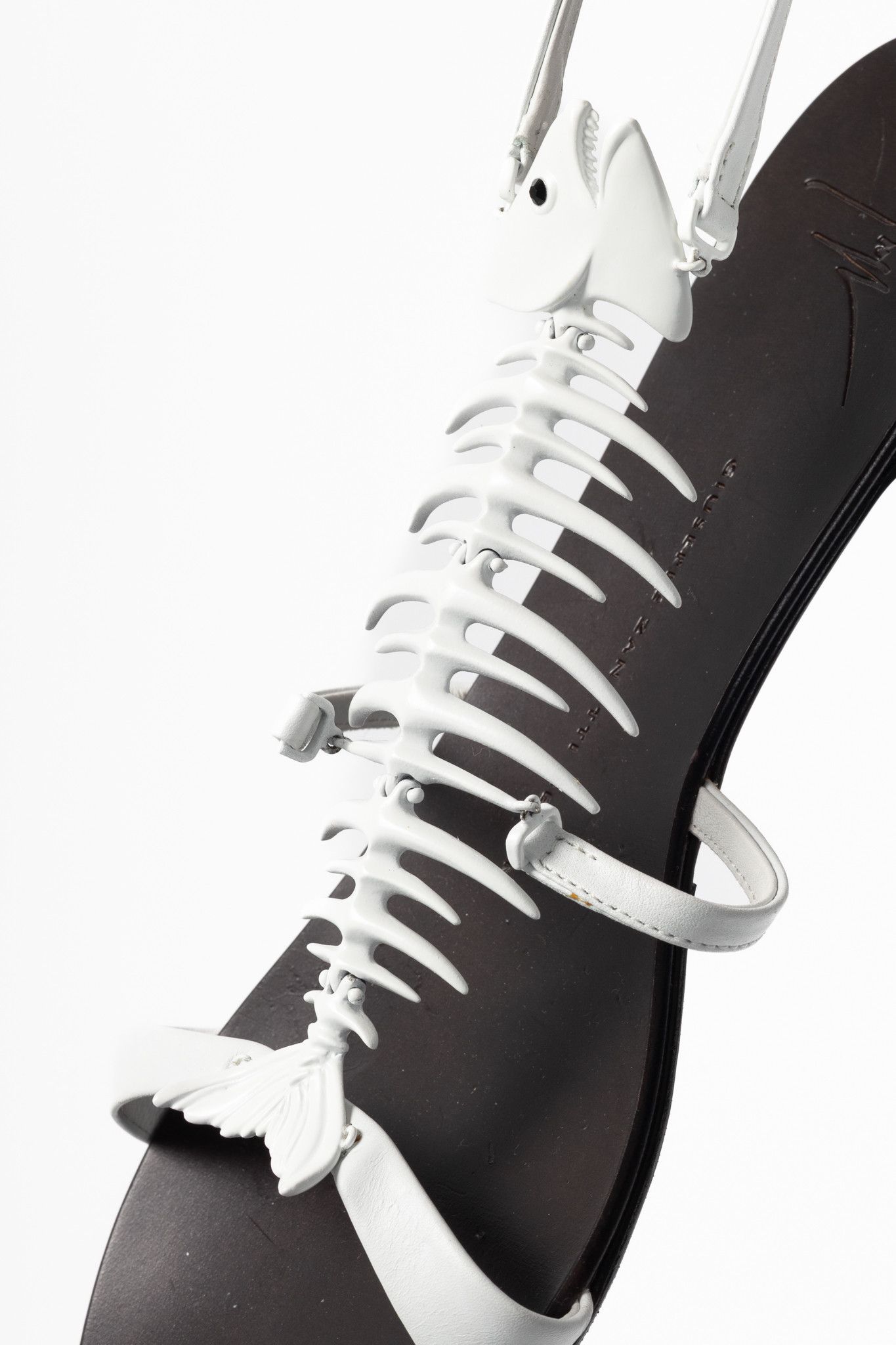 Giuseppe Zanotti Giuseppe Zanotti White Fishbone Flat Sandals Size US 9.5 / IT 39.5 - 6 Thumbnail