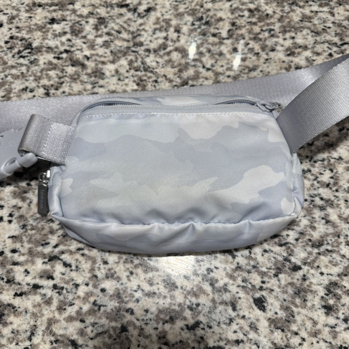 Lululemon Lululemon Belt Bag Crossbody Starlight Camo Everywhere READ Size ONE SIZE - 6 Thumbnail
