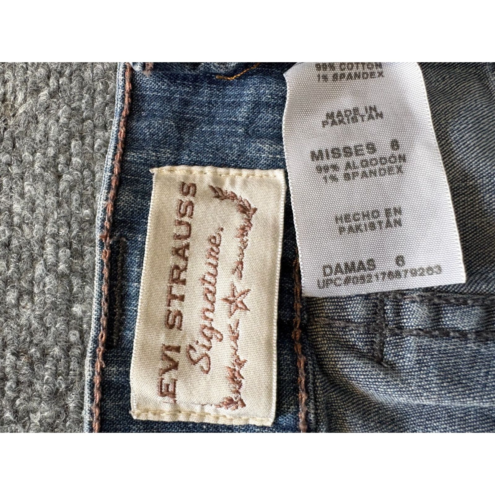 Levi's VINTAGE Levi's Capris Blue Denim Womens 28x17 Jeans Regular Medium 90s Classic USA Women Size ONE SIZE - 4 Thumbnail