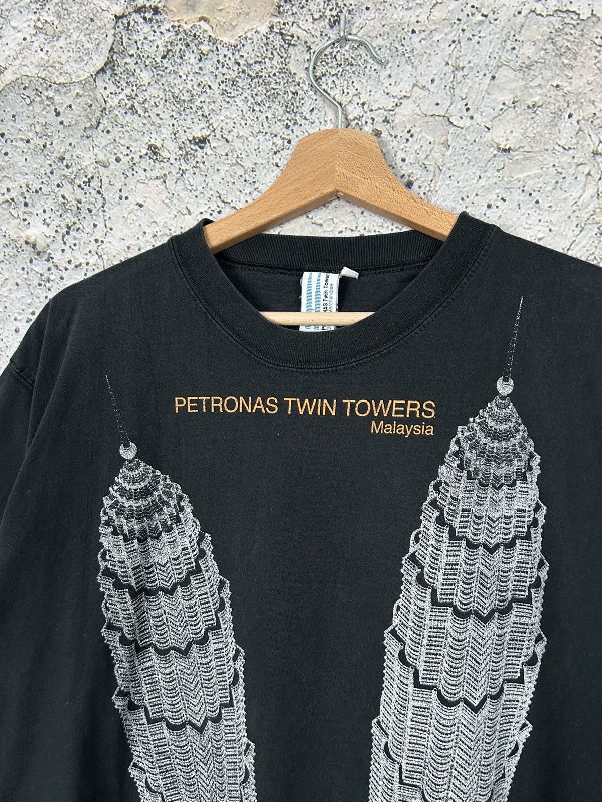 Vintage Vintage Petronas Twin Towers Malaysia Graphic Tee Rare Size US L / EU 52-54 / 3 - 3 Thumbnail