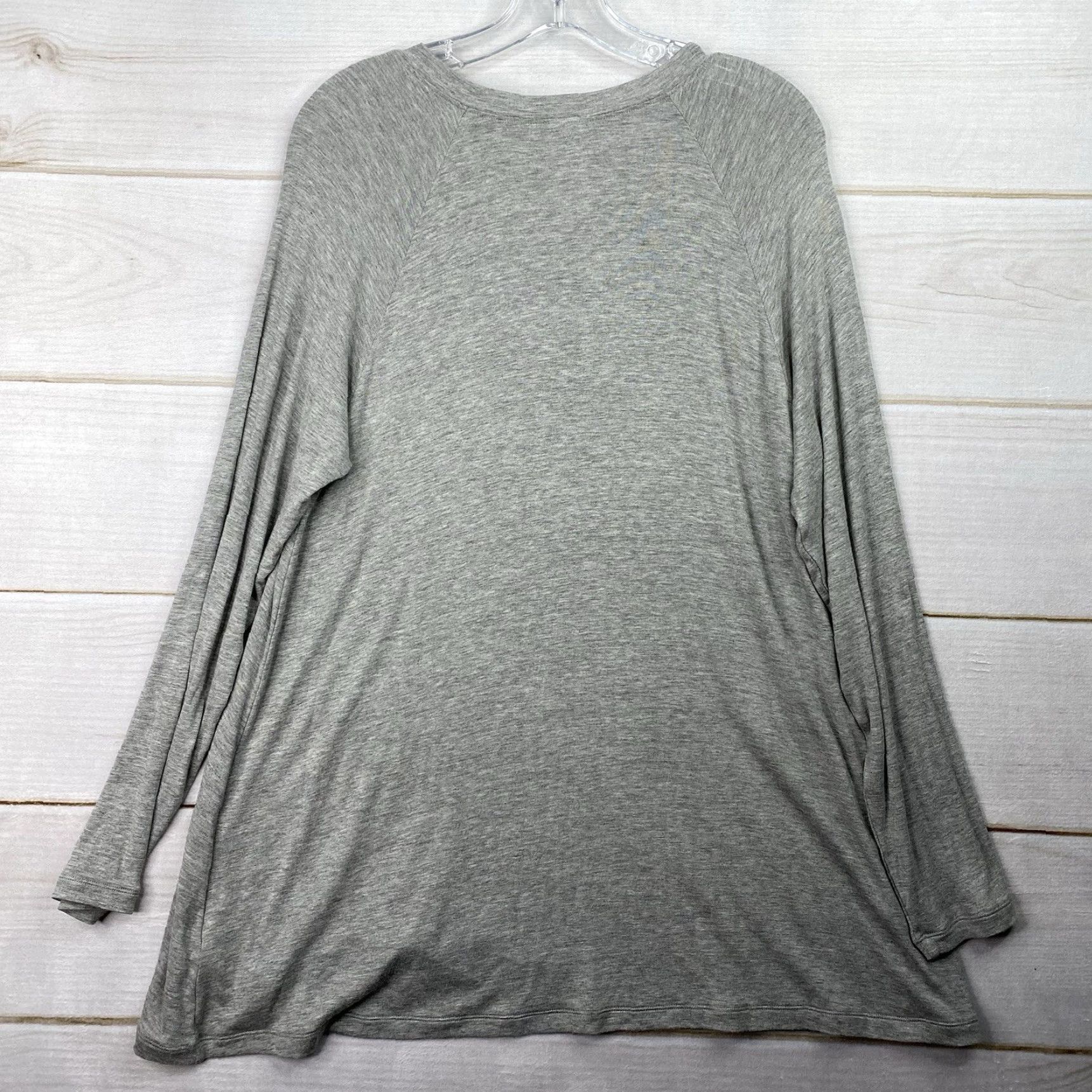 Vintage CAbi Tunic Top Womens M Long Sleeve Gray Jersey Knit V Neck Lightweight Shirt Size M / US 6-8 / IT 42-44 - 5 Thumbnail