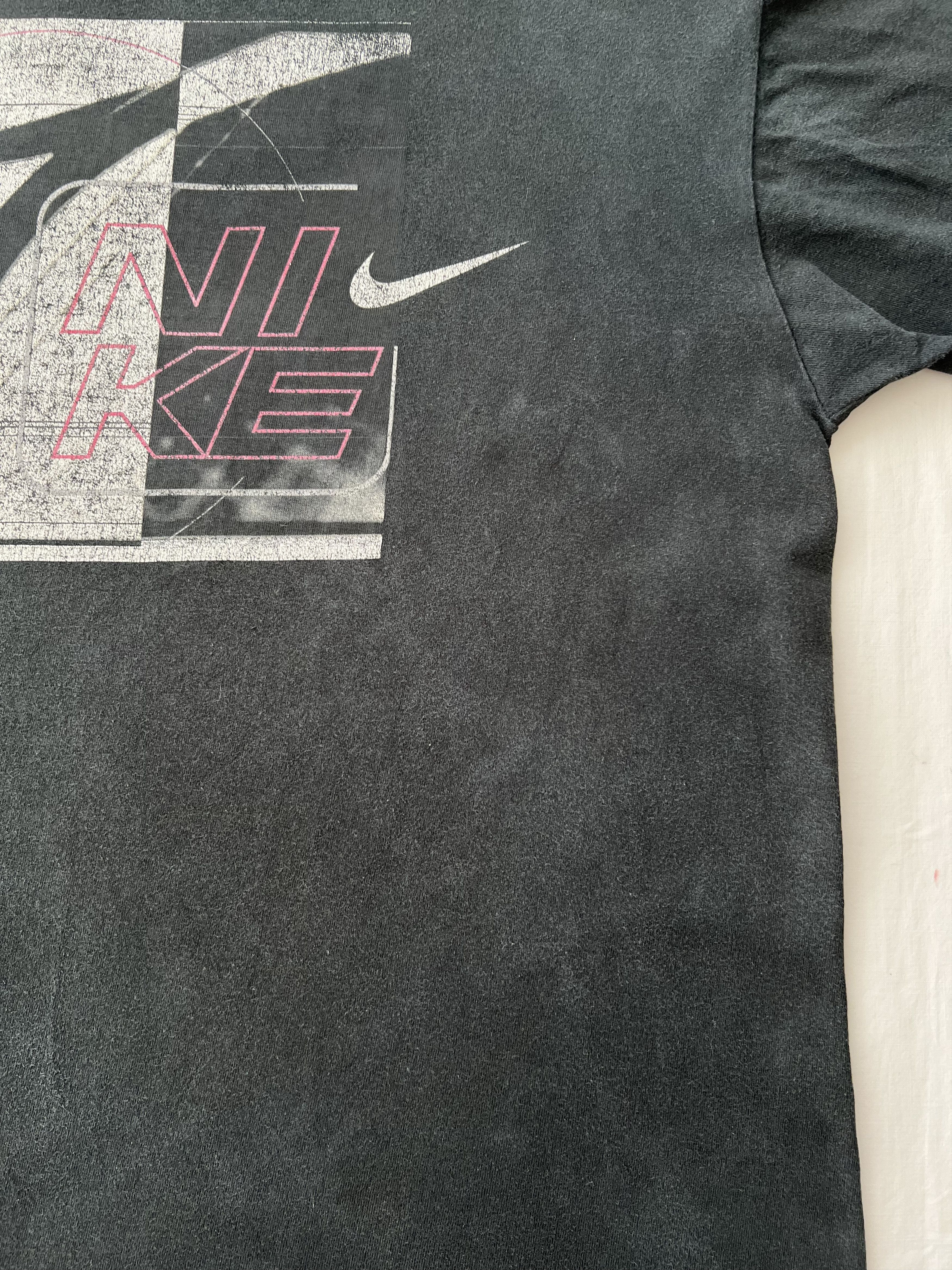 Nike Vintage 90s Nike Faded Black T-shirt Size US L / EU 52-54 / 3 - 14 Thumbnail