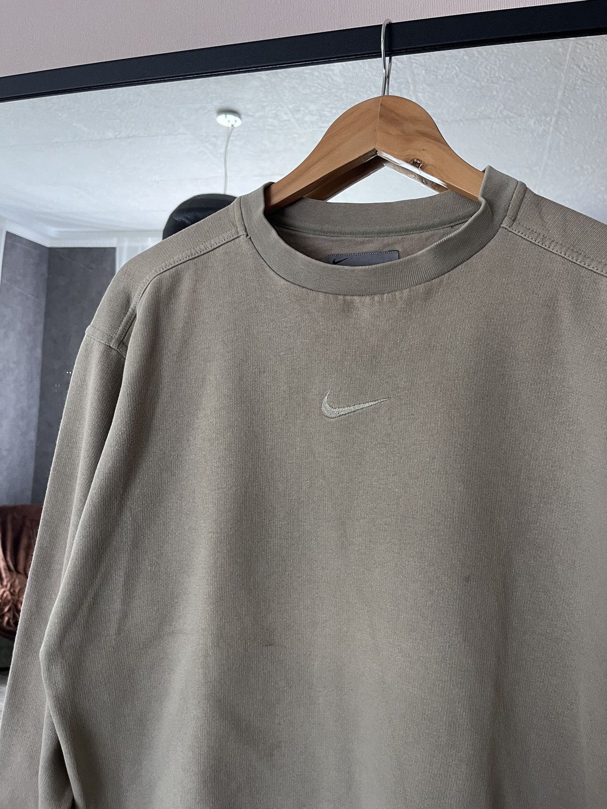 Nike Vintage NIKE Center Big Swoosh Embroidered Beige Sweatshirt Size US S / EU 44-46 / 1 - 2 Thumbnail