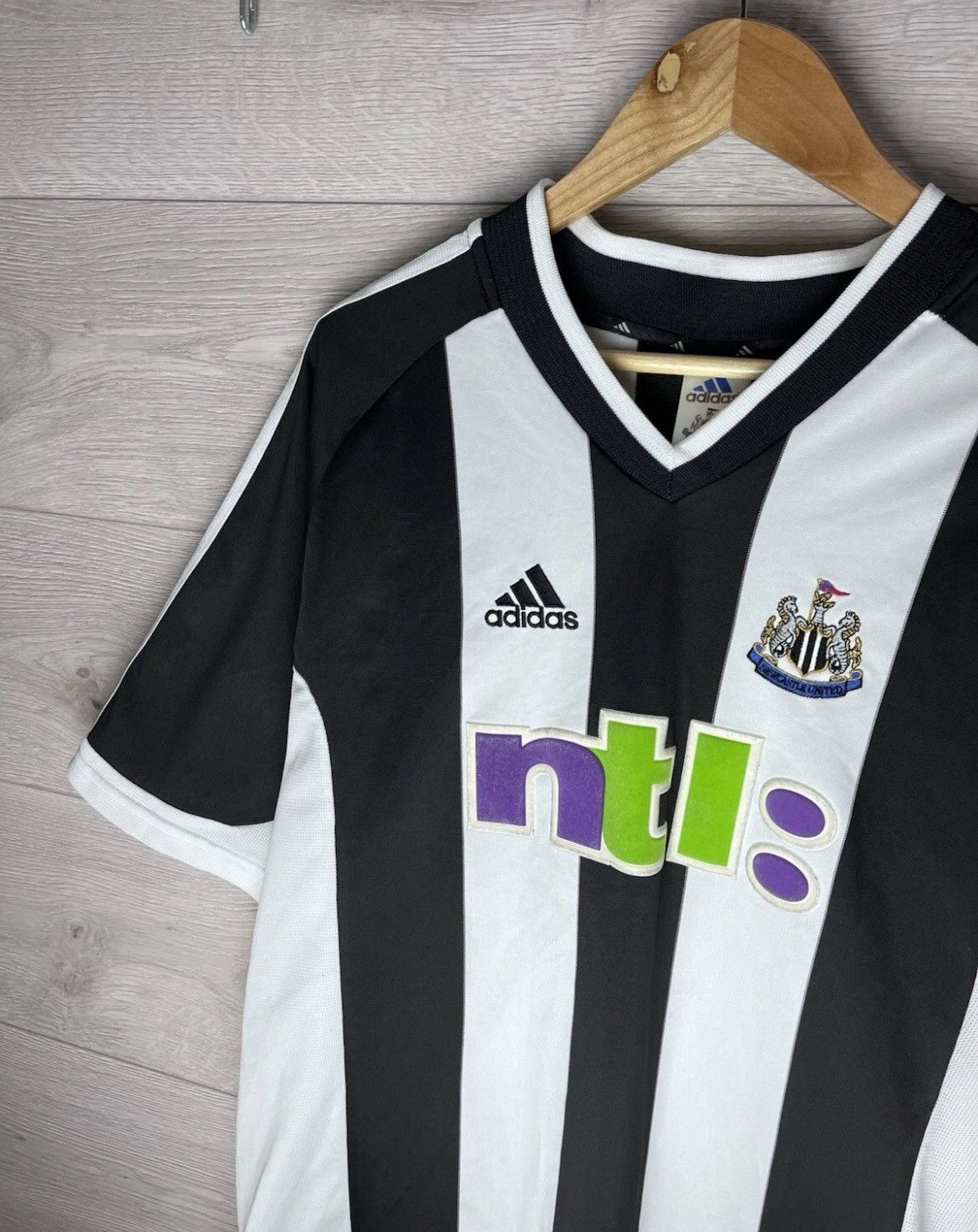 Vintage VINTAGE SOCCER JERSEYS ADIDAS NEWCASTLE UNITED SIZE L Size US L / EU 52-54 / 3 - 6 Thumbnail