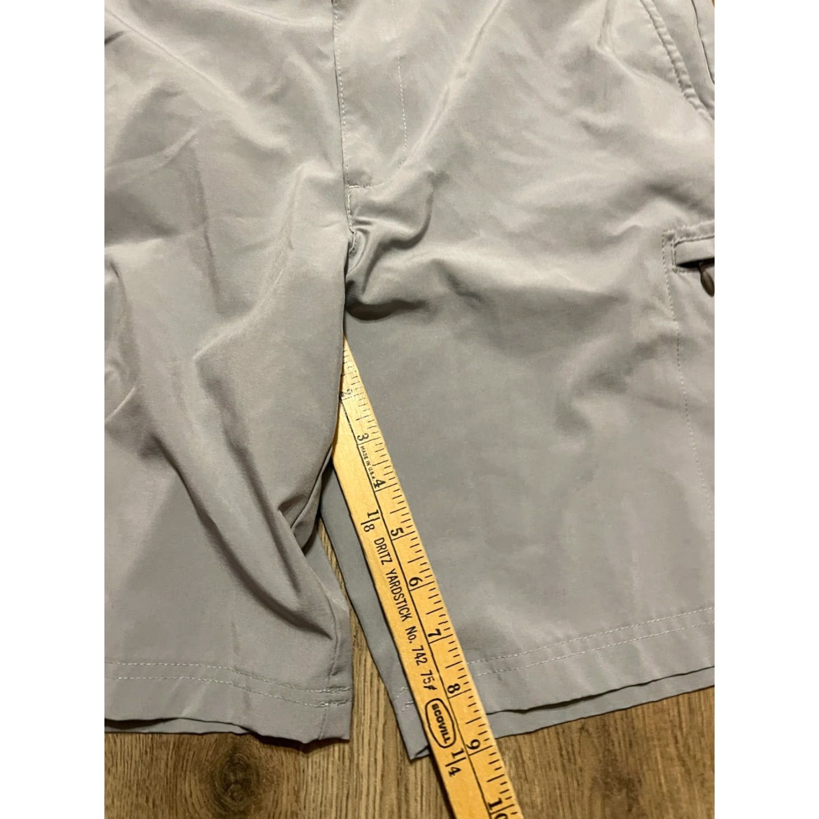 Izod IZOD Shorts Men 32 Gray Flat Front Casual Shorts with Zip Pockets Pockets | Regular Inseam 9 in Size US 32 / EU 48 - 6 Thumbnail
