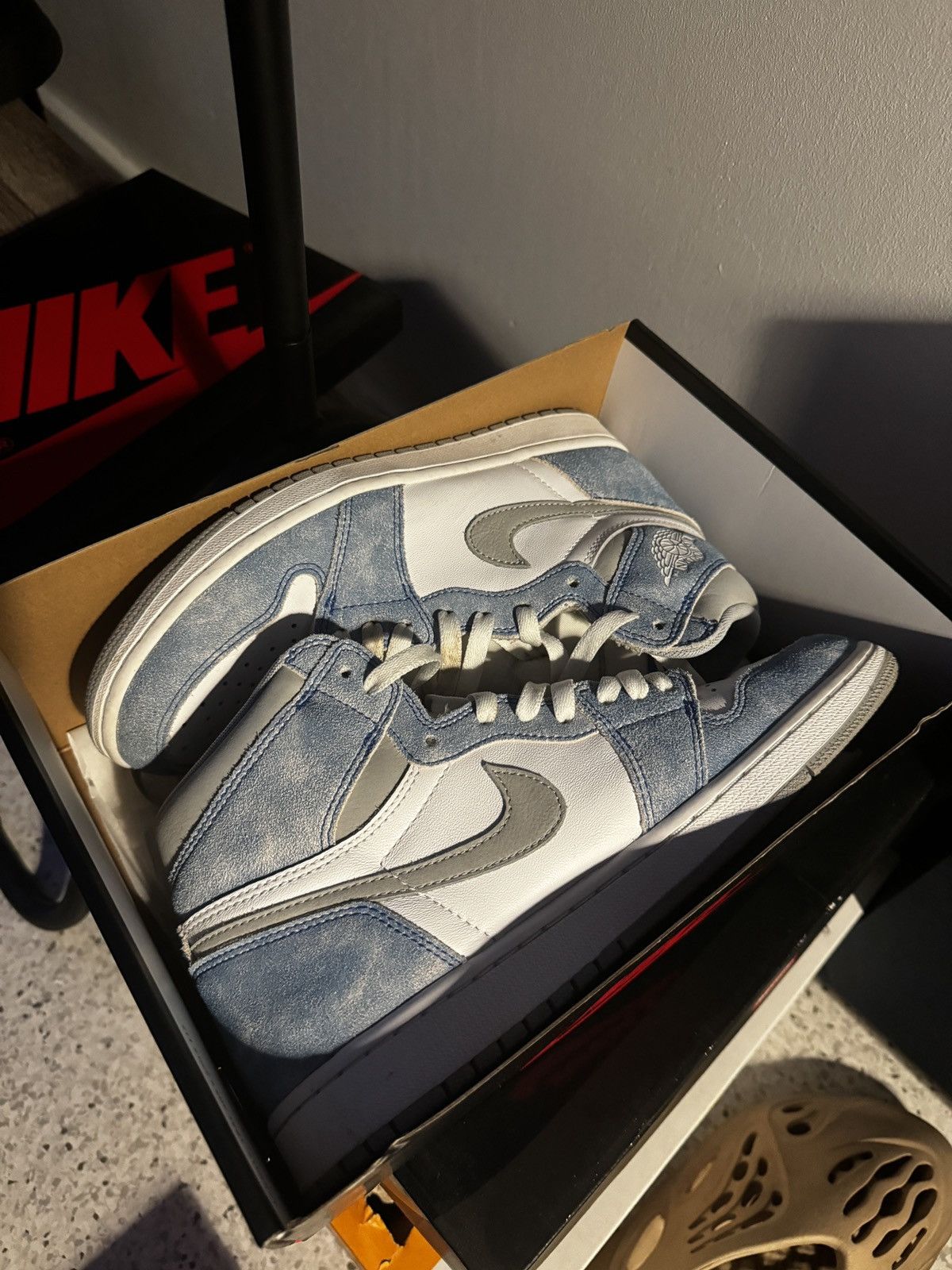 Jordan Brand × Nike Jordan 1 Hyper Royale Smoke Grey High US 9 Size US 9 / EU 42 - 2 Thumbnail