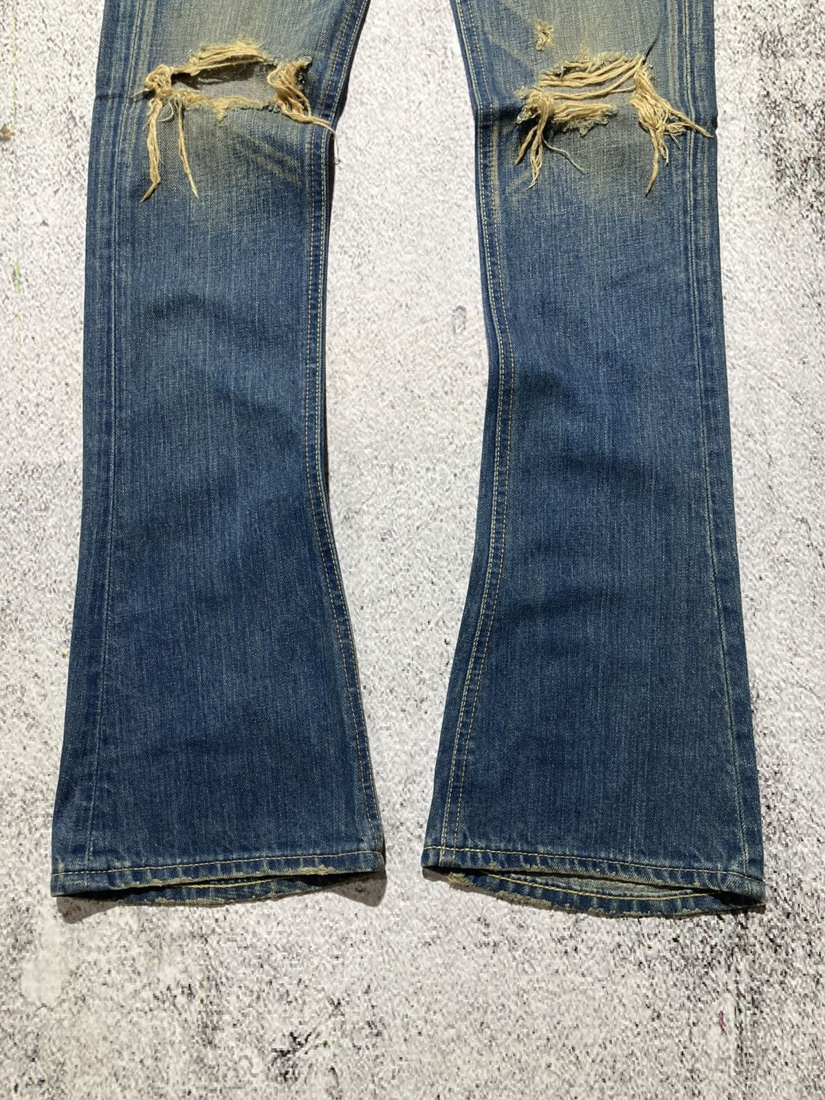 Japanese Brand 🇯🇵 2000s SLY Japan Ripped Bootcut Denim Jeans Pants Blue Wash Size US 26 / EU 42 - 7 Thumbnail
