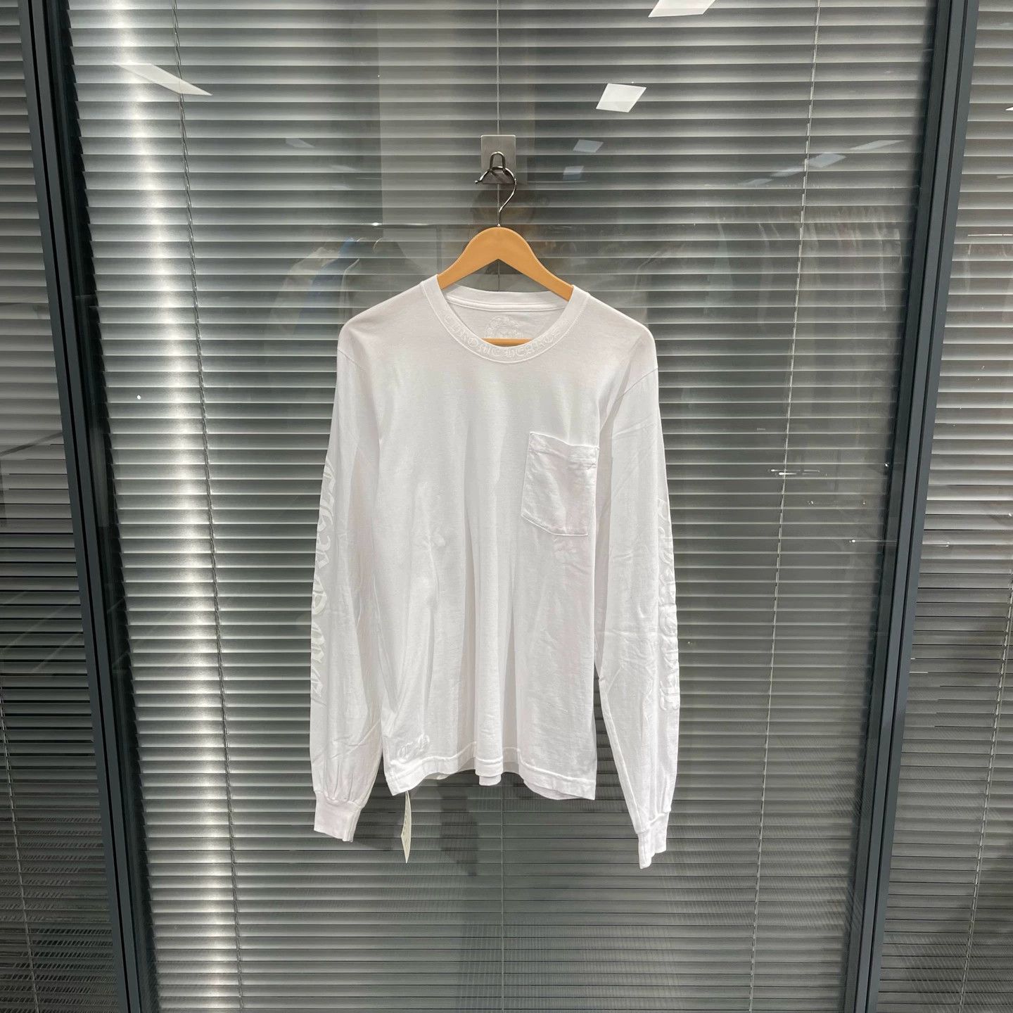 Chrome Hearts Chrome Hearts White Gothic Script Logo Crewneck LS M Size US M / EU 48-50 / 2 - 1 Thumbnail