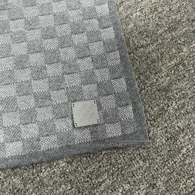 Louis Vuitton Louis Vuitton Checker Wool Scarf Size ONE SIZE - 5 Thumbnail
