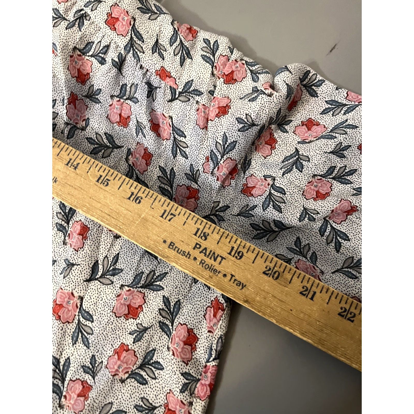 Ann Taylor Anntaylor loft blouse Woman Petites White Floral Long Sleeve Ruffle Neck Collared Button Easy Care Lightweight Wrinkle Resistant Spring Vintage: No Size L / US 10 / IT 46 - 5 Thumbnail