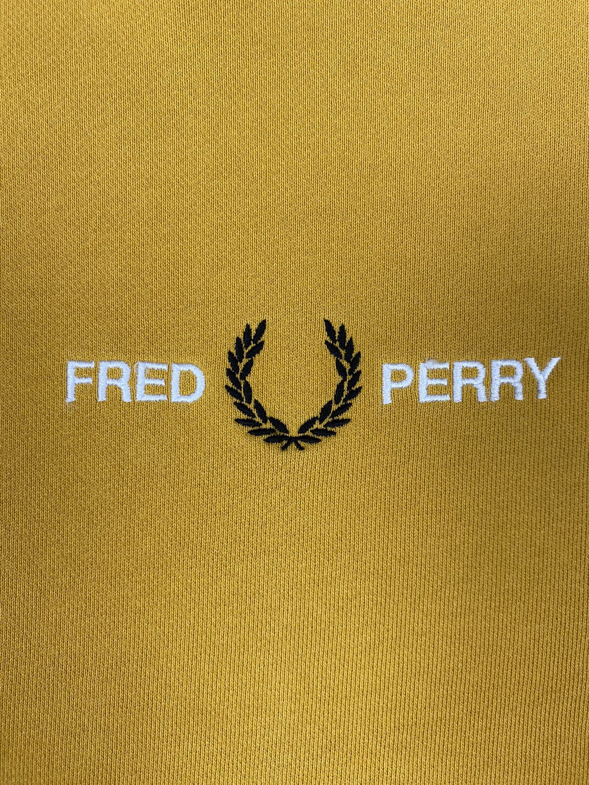 Fred Perry Fred Perry Embroidered Center Logo Distressed Sweatshirt Size US M / EU 48-50 / 2 - 6 Thumbnail
