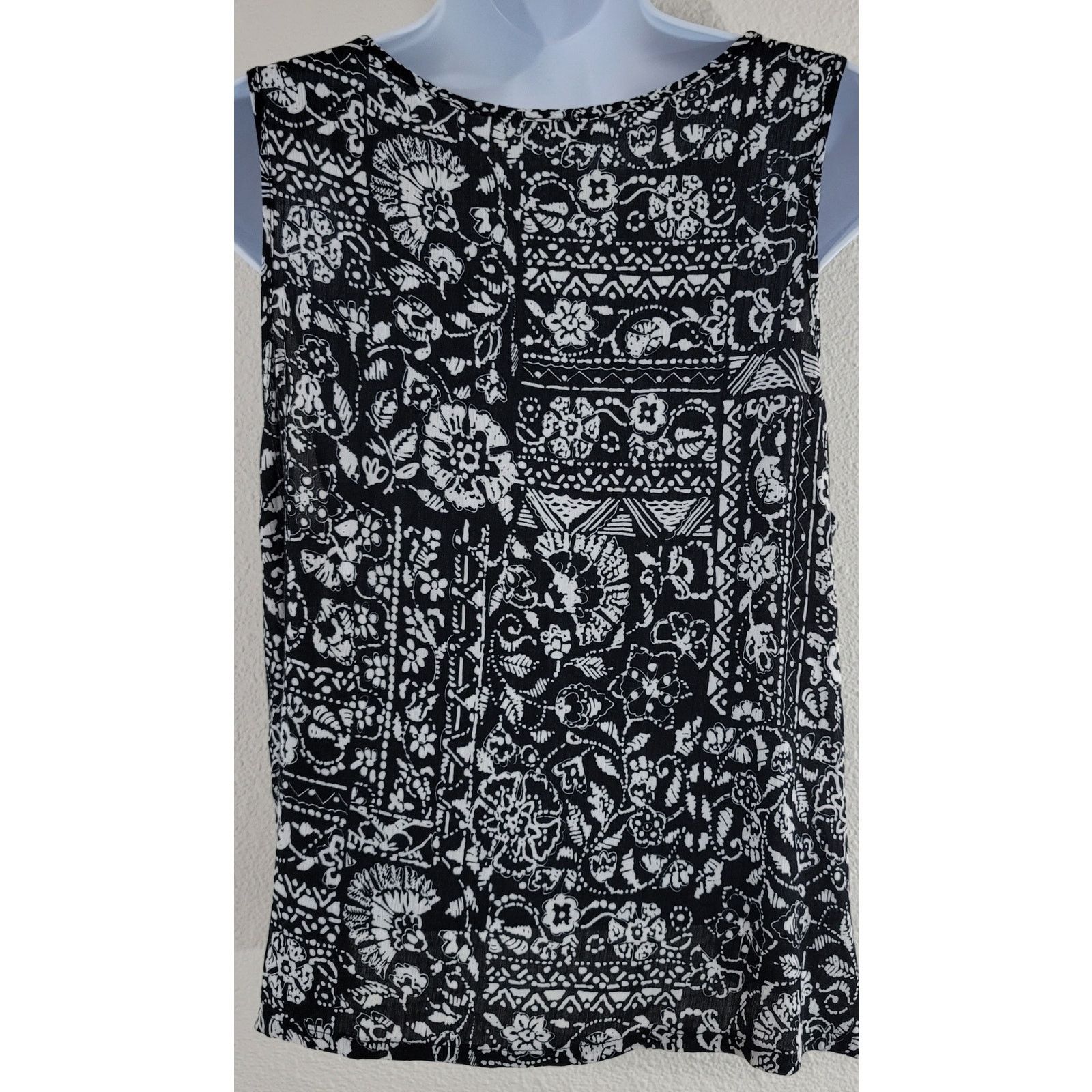 Other Lush Black White Floral Print Button Sleeveless Top Medium Size M / US 6-8 / IT 42-44 - 2 Thumbnail