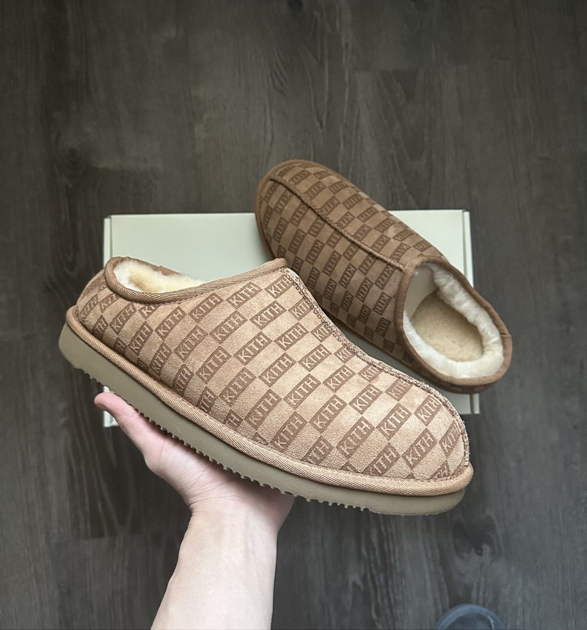 KITH Kiss Gradient Serif Summer Slides Canvas Log Design