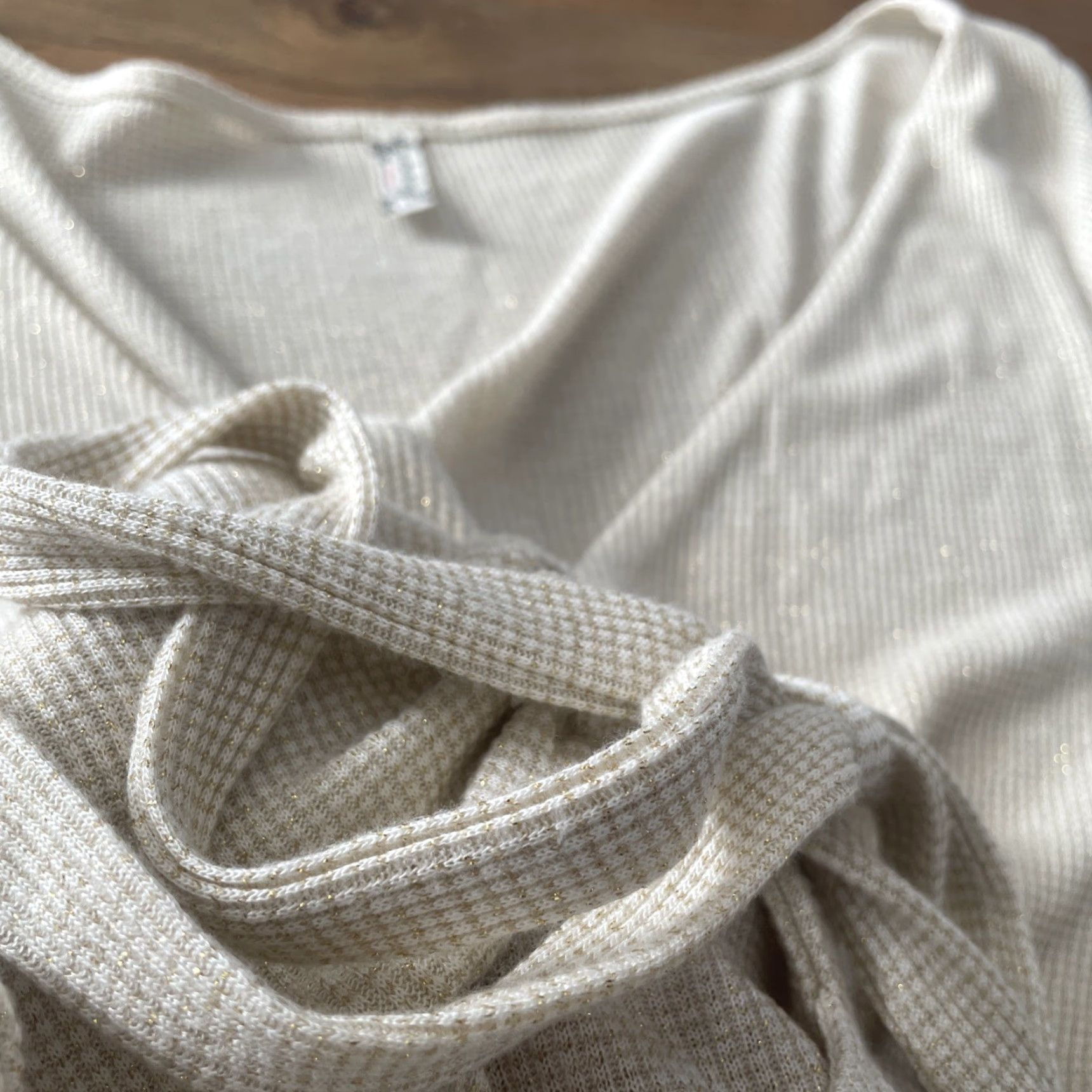 Free People Free People Blouse Shirt Women’s Small White/Gold Keyhole Front Tie V-Neck Raglan Sleeve Bohemian Casual Glitter Knit String Size S / US 4 / IT 40 - 4 Thumbnail