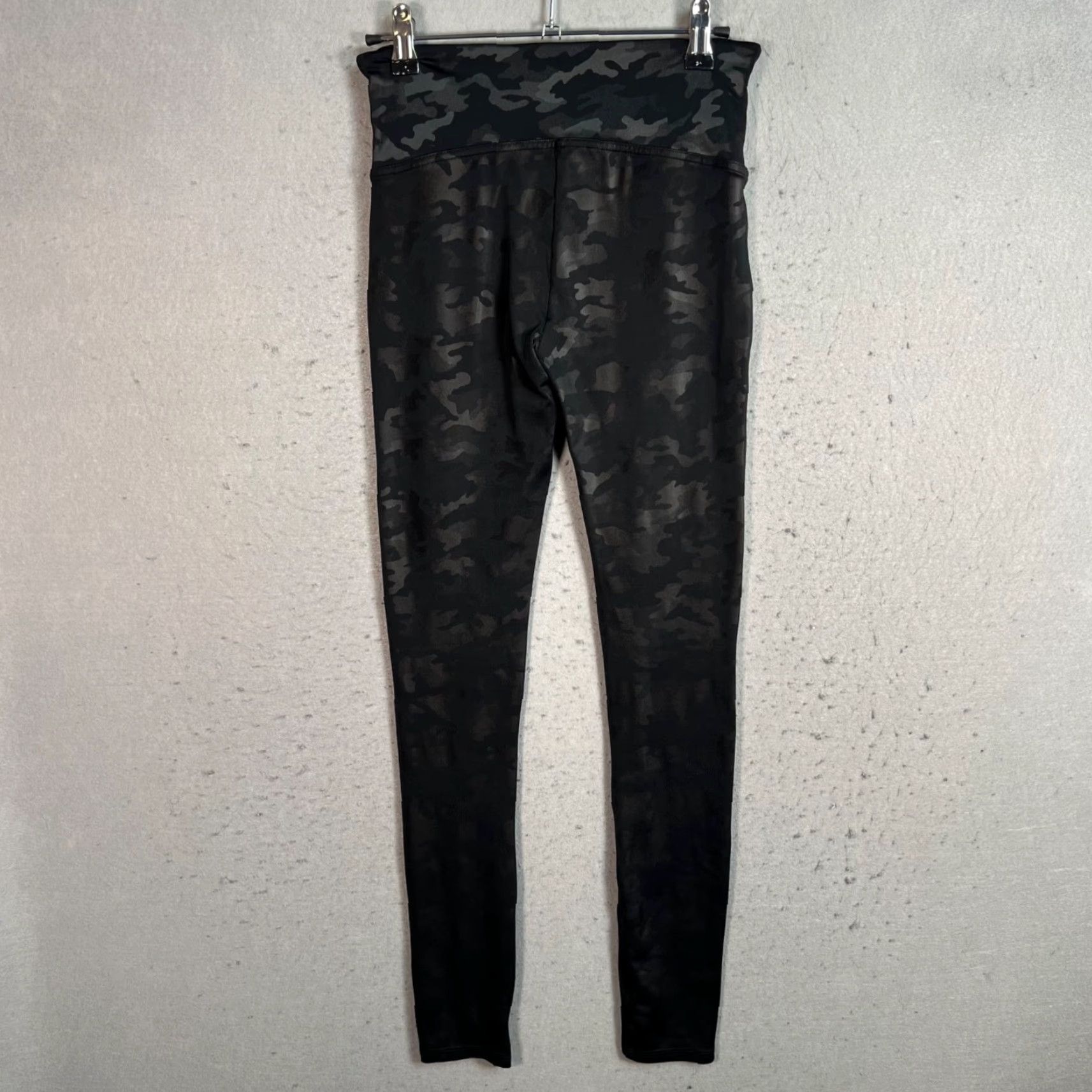 Spanx Spanx Leggings Womens Size M High-Waisted Black Camo Nylon Inseam 28in Camouflage 8/10 Vintage/Used Womens Size 32" / US 10 / IT 46 - 2 Thumbnail