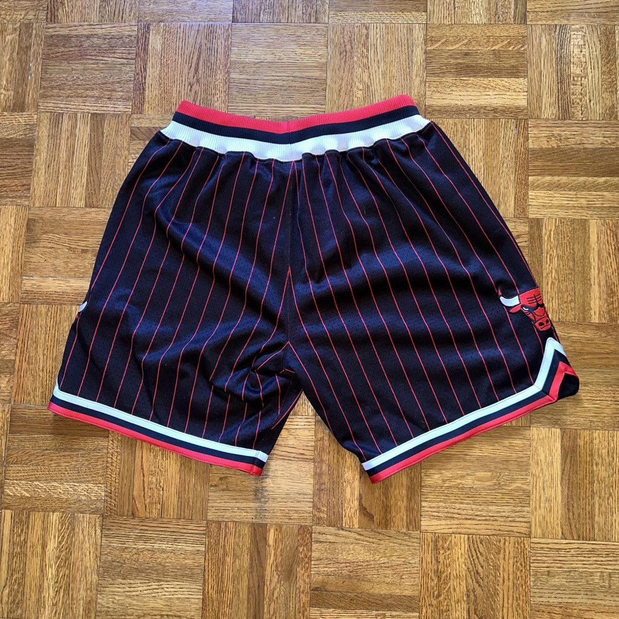 Mitchell & Ness Mitchell & Ness Authentic Chicago Bulls Alt 96/97 sz Med Size US 34 / EU 50 - 2 Thumbnail