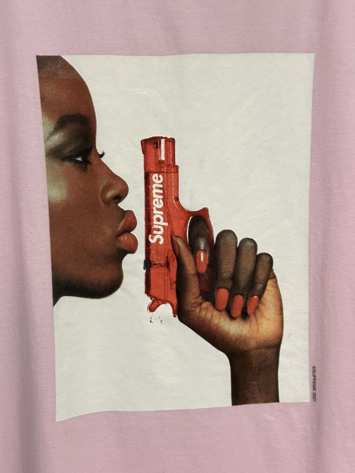 Supreme Supreme Water Pistol Tee Size US M / EU 48-50 / 2 - 2 Thumbnail