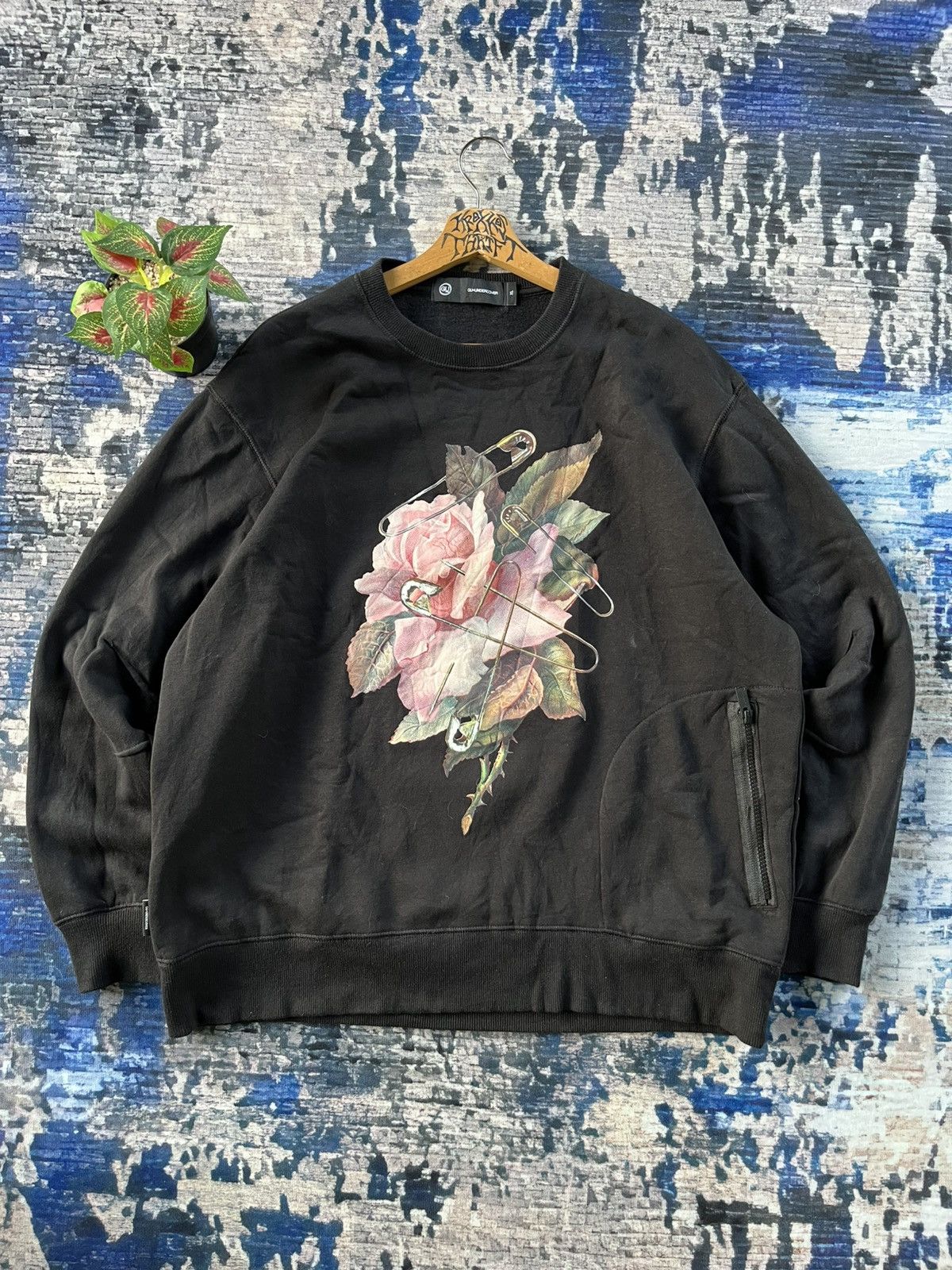GU × Japanese Brand × Undercover RARE Undercover x Gu Flower Pin Logo Sweetshirts Japan Size US XL / EU 56 / 4 - 1 Thumbnail