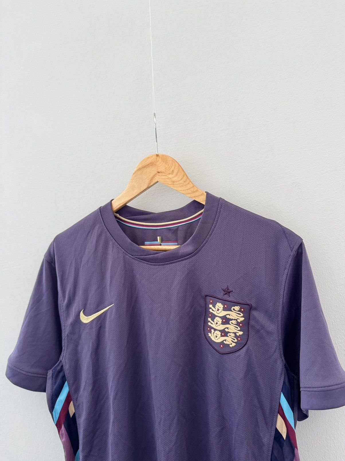 Other 2024 England Stadium Away Soccer Jersey Nike Men's Size M Size US M / EU 48-50 / 2 - 2 Thumbnail