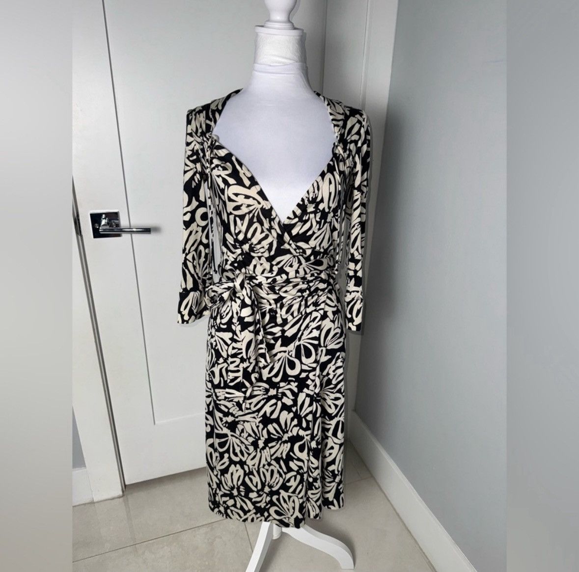 Diane von Furstenberg DIANE Von Furstenberg Julian Silk Wrap Dress/Size 4 Size S / US 4 / IT 40 - 2 Thumbnail