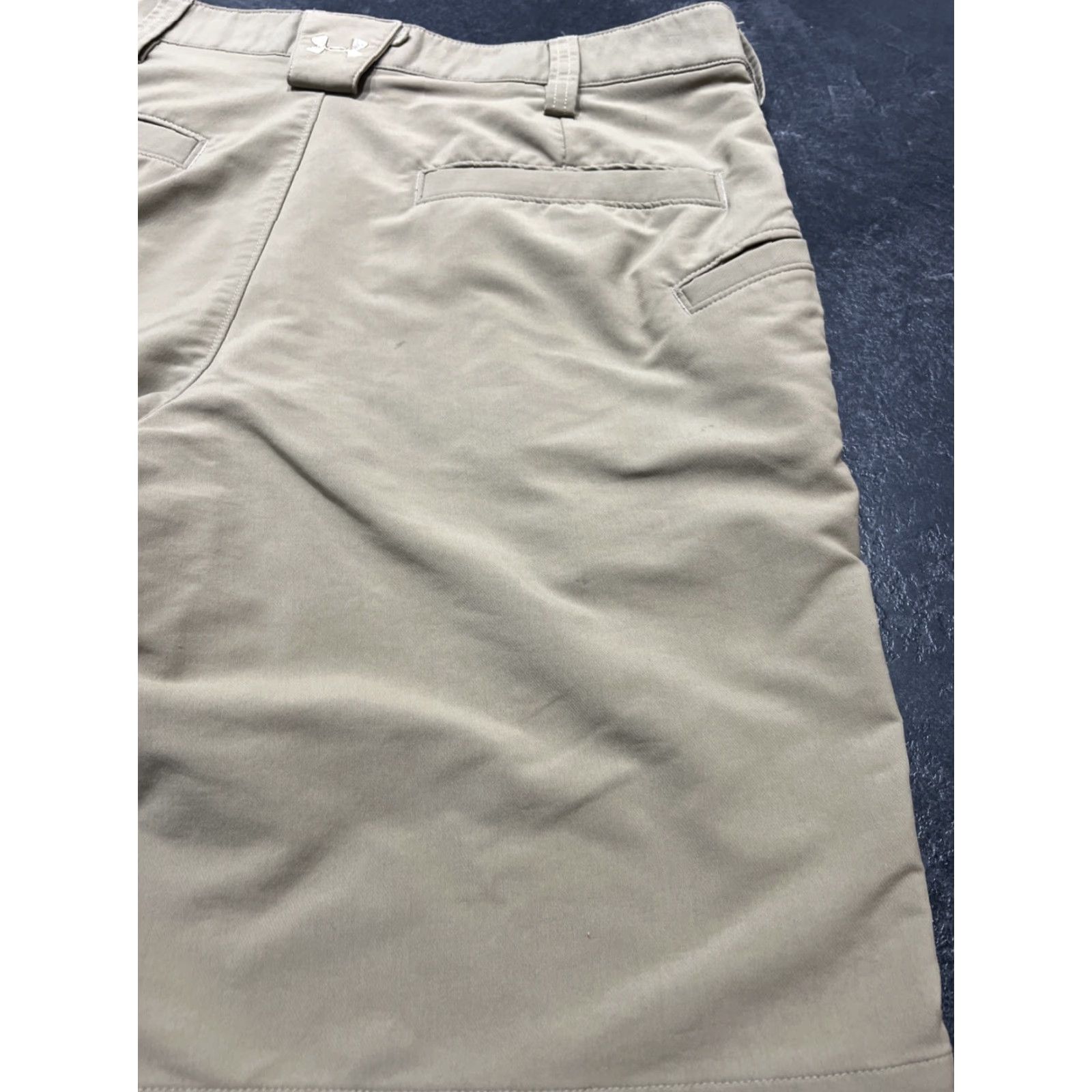 Under Armour Under Armour Men’s Shorts Bermuda Casual Beige 32 Regular HeatGear Zip Fly Belt Loops Slash Pockets Mens Size US 34 / EU 50 - 7 Thumbnail